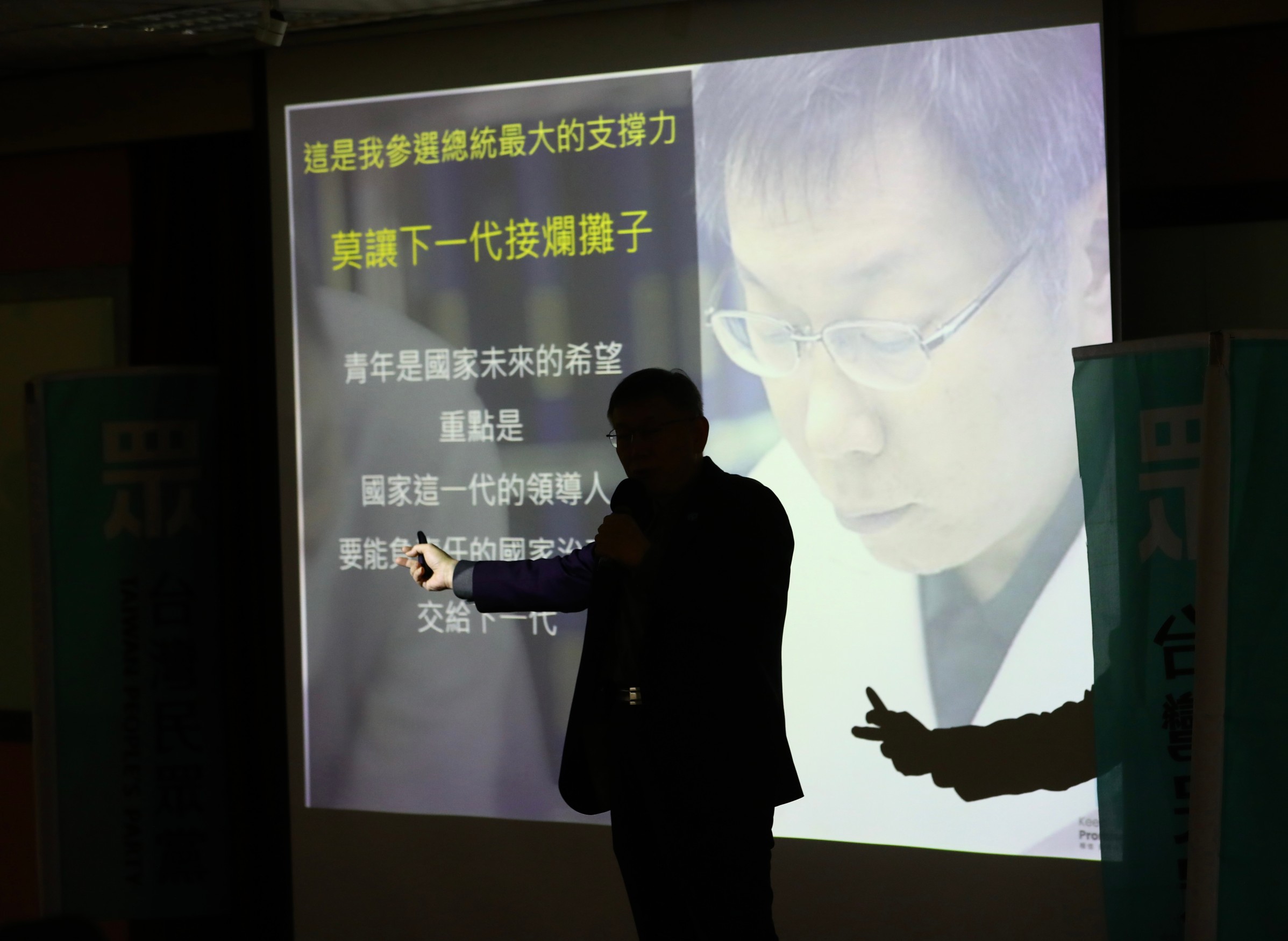 柯文哲日前自爆有人開價2億美元要他當副手，引發各界議論，但柯事後受訪不願透露進一步內容。