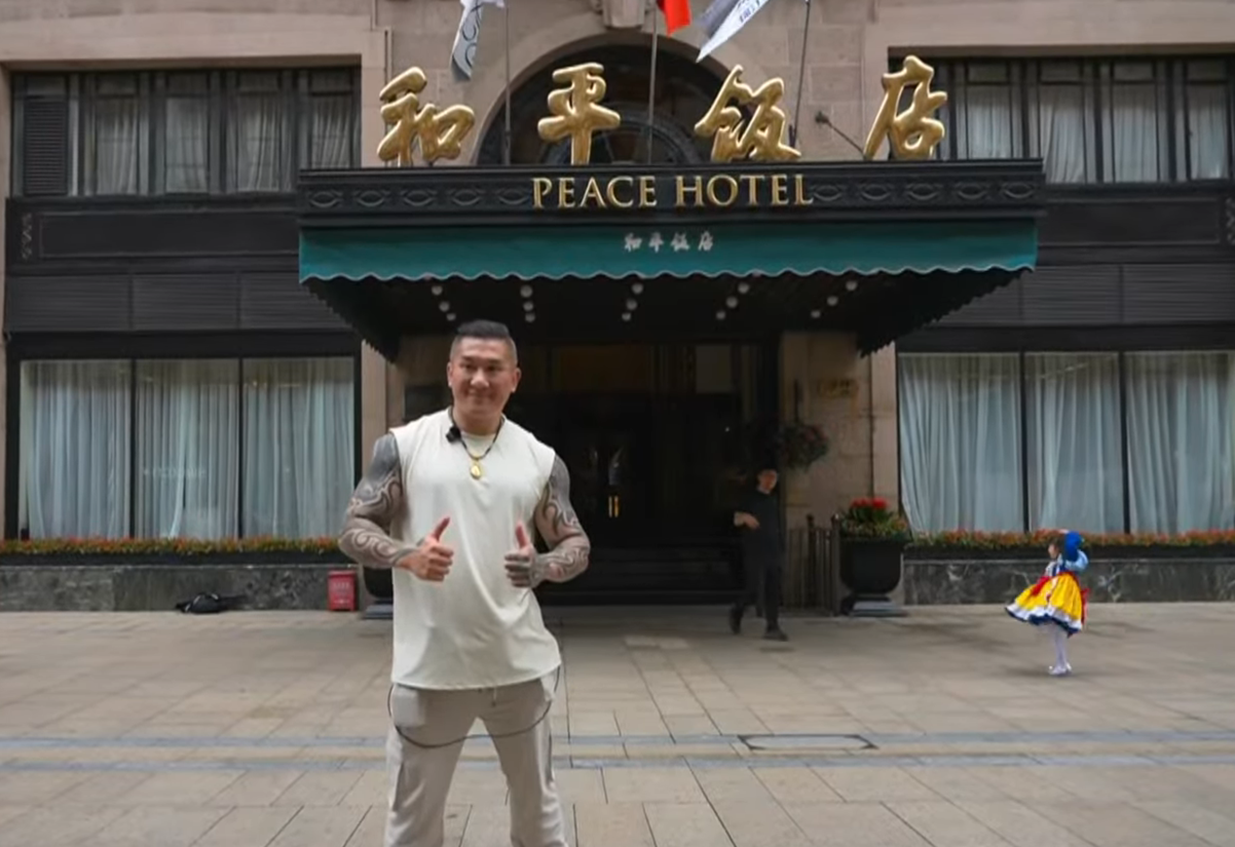 王丹認為,不論是館長去中國,還是鍾明軒去中國,「毫無疑問都是對岸統戰工作的體現。」(翻攝自館長惡名昭彰YT頻道)