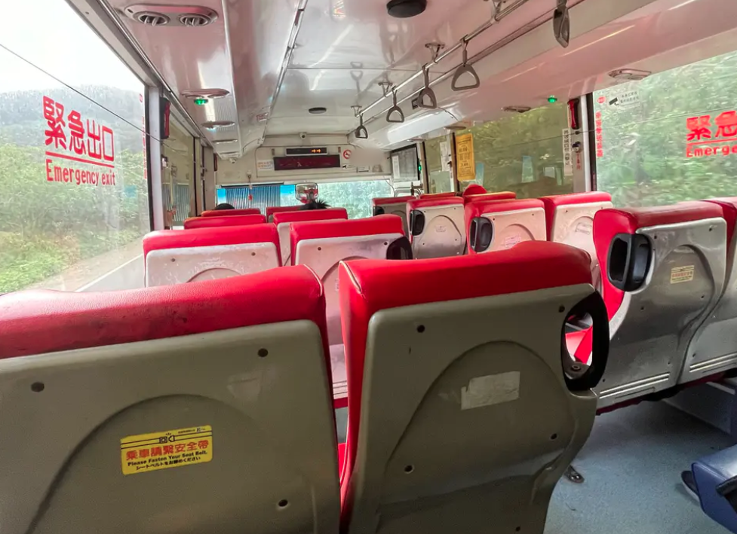一名年輕女網友搭公車被司機要求往後方入座。（翻攝自Dcard）
