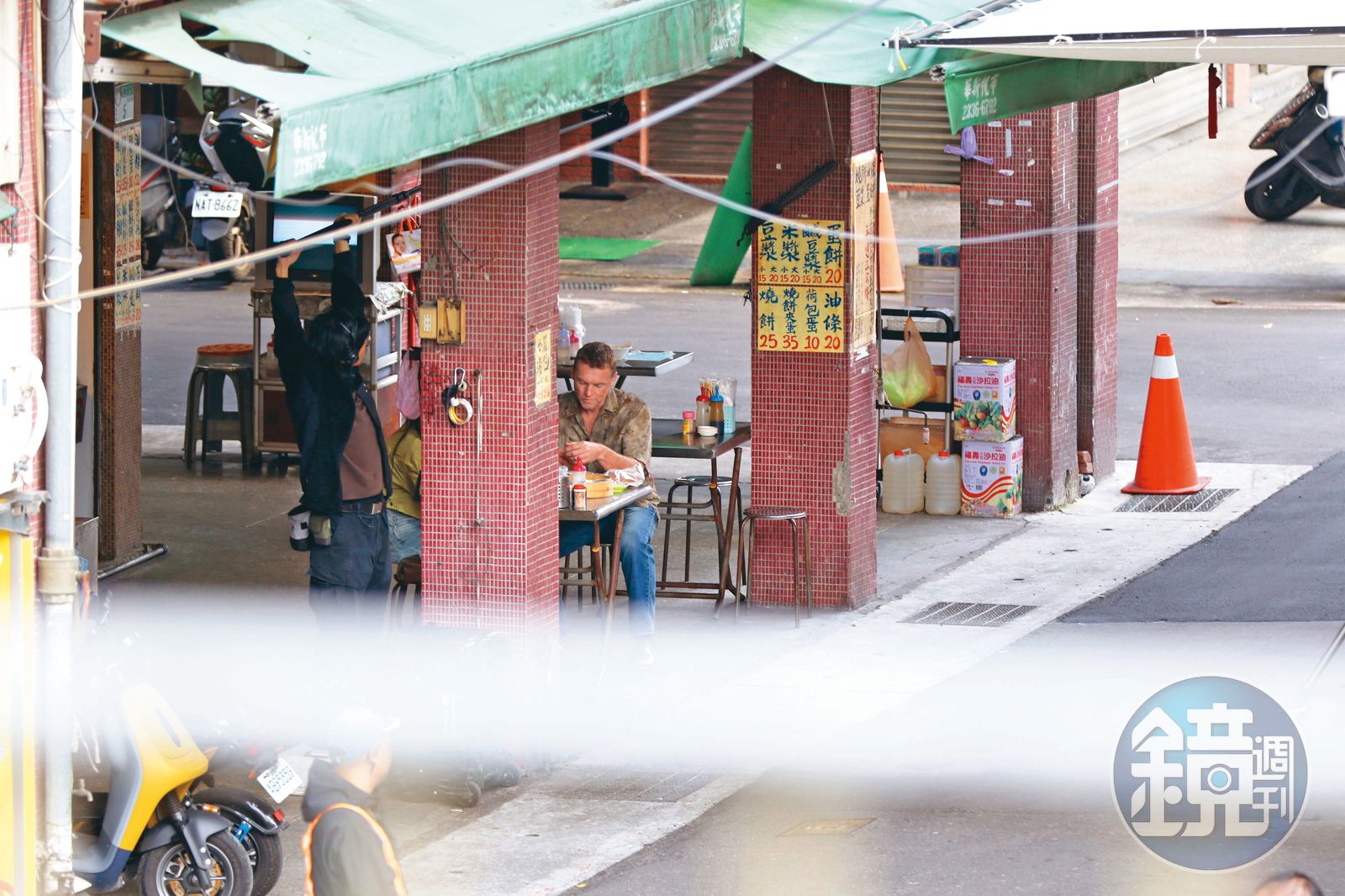 1/26 14：33，本刊在台北萬華直擊電影《阿凡達》男主角山姆沃辛頓，參與趙德胤電影《美夢》拍攝