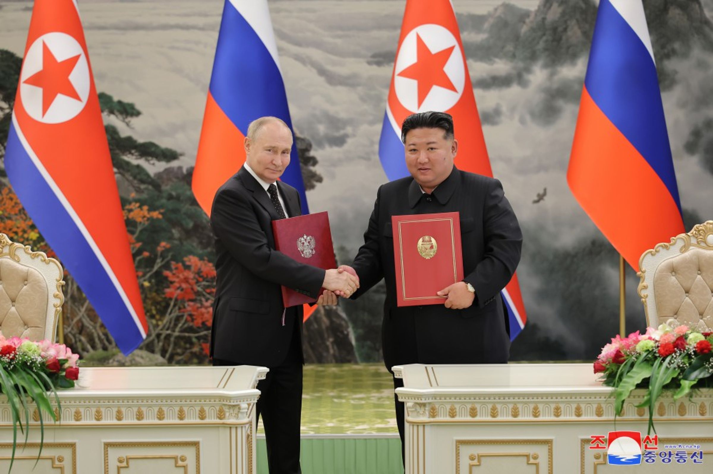 普丁與金正恩簽署《全面戰略夥伴條約》。(翻攝自朝中社官網)