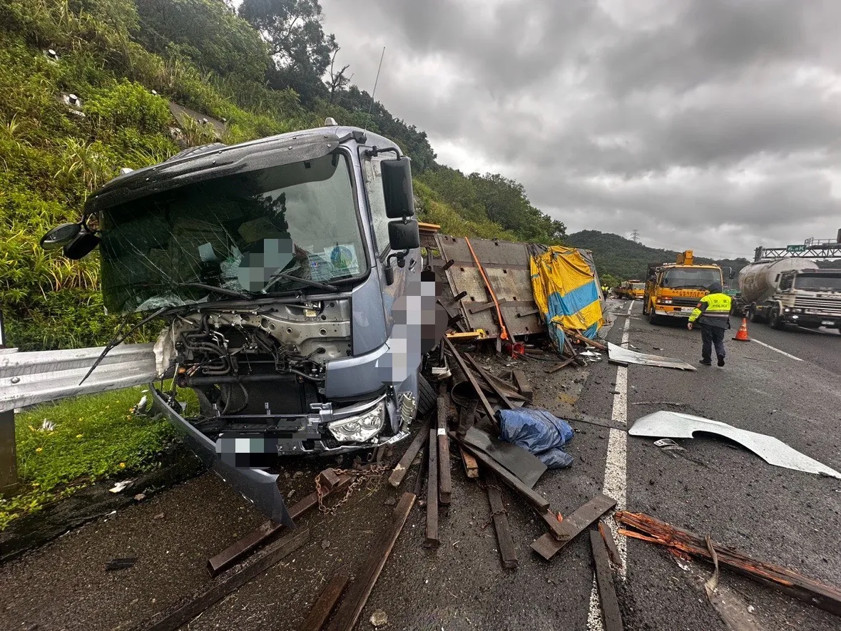 黃男駕駛載運鋼捲的半聯結車行經國道3號南下七堵路段，因擦撞工程車後自撞護欄，造成鋼捲散落、車頭半毀。翻攝畫面
