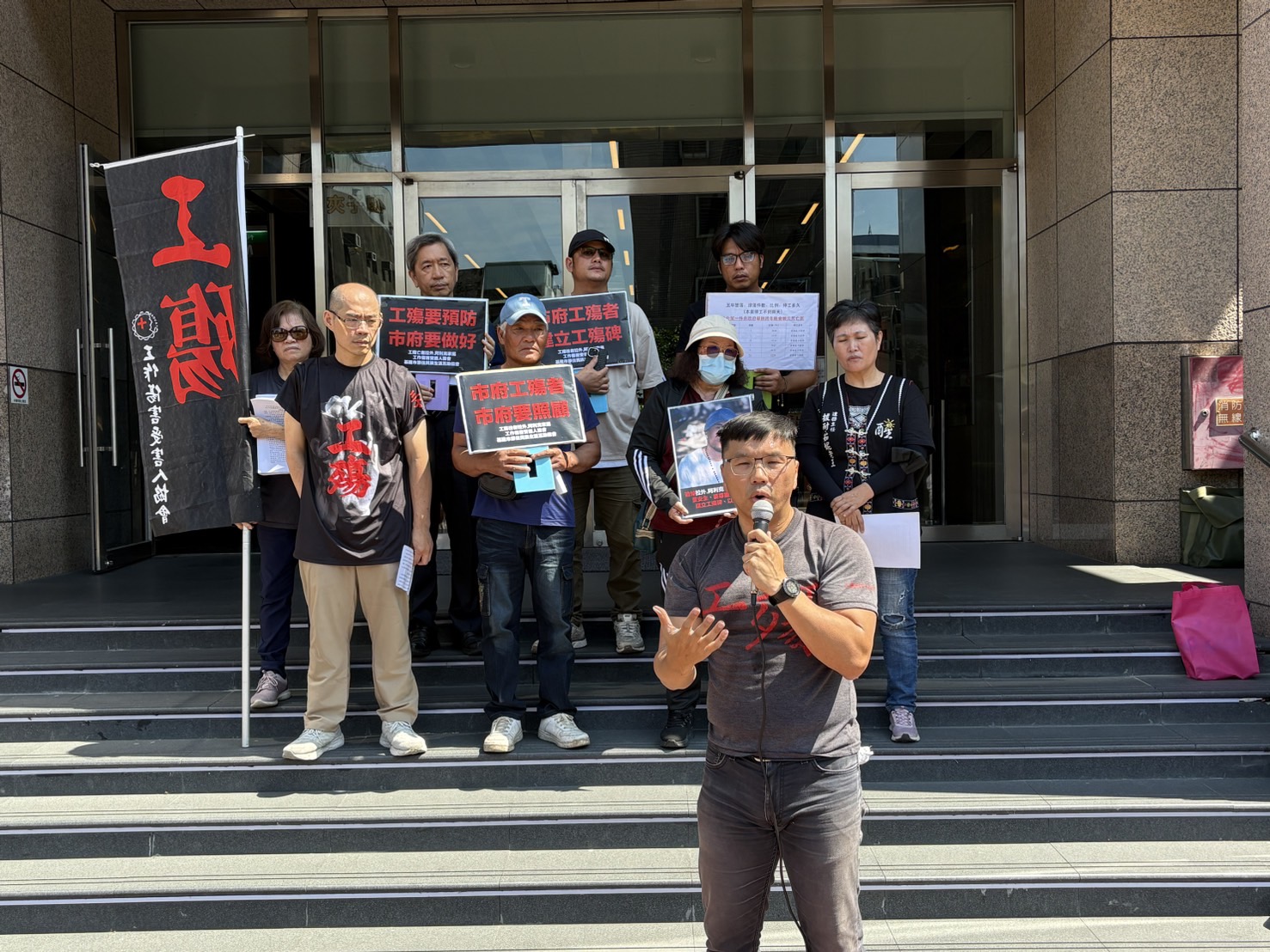 工傷協會與Lawai Arik家屬上午舉行記者會批觀傳局。