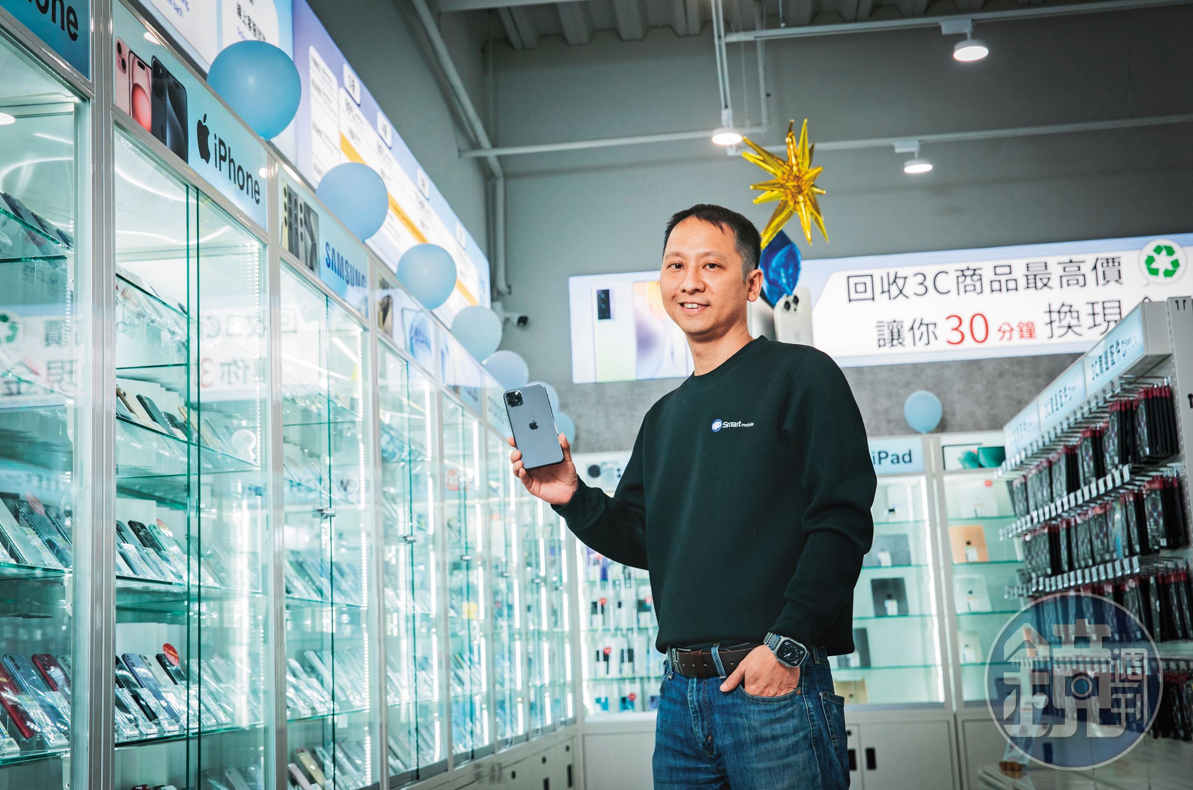 創宇通訊總經理莊涵凱在手機產業一待27年，從跑單幫少年身變身二手手機霸主，是全台最大二手手機商，旗下11家門市，去年營收6.45億元。