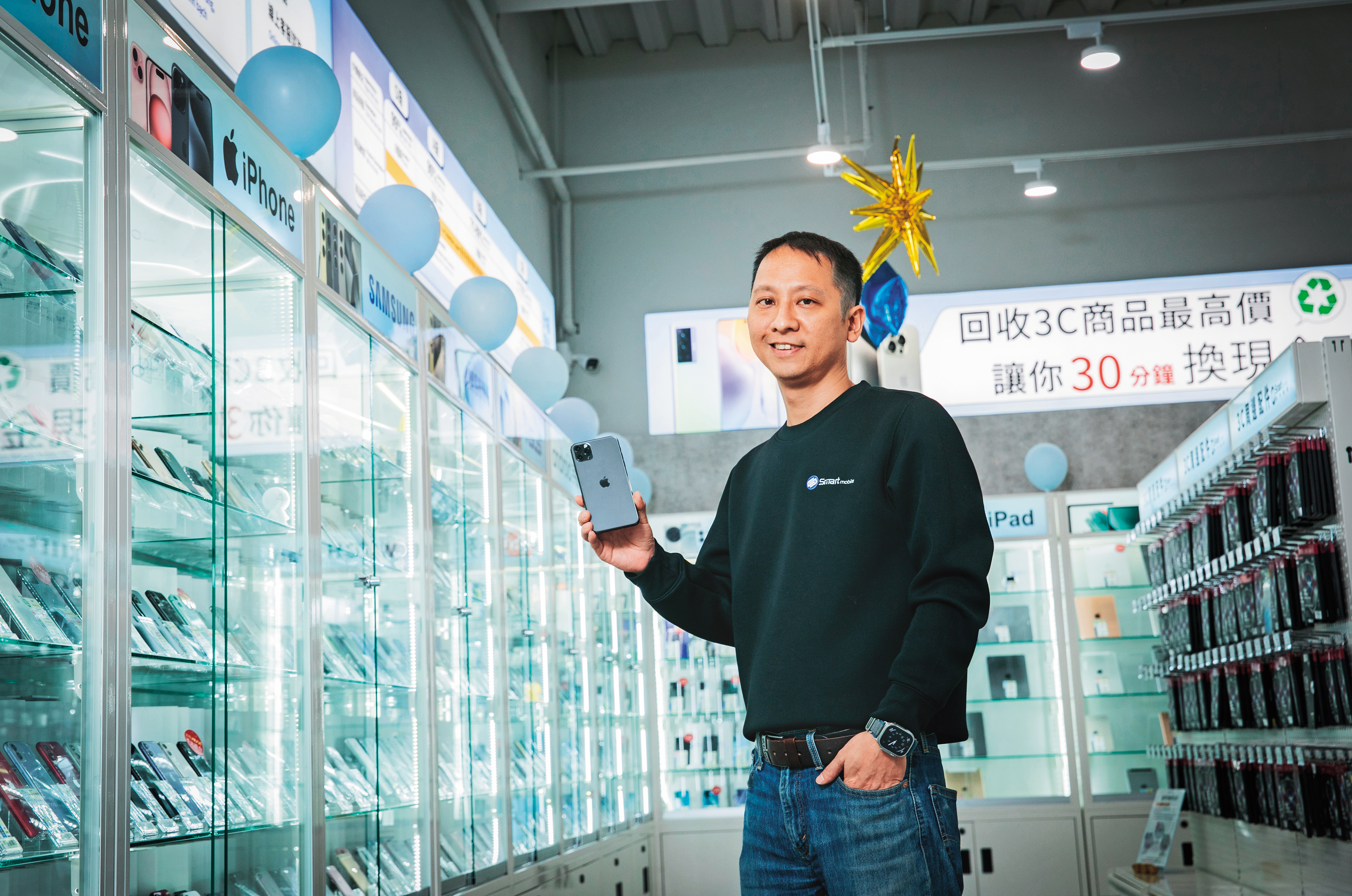 創宇通訊總經理莊涵凱在手機產業一待27年，從跑單幫少年身變身二手手機霸主，是全台最大二手手機商，旗下11家門市，去年營收6.45億元。