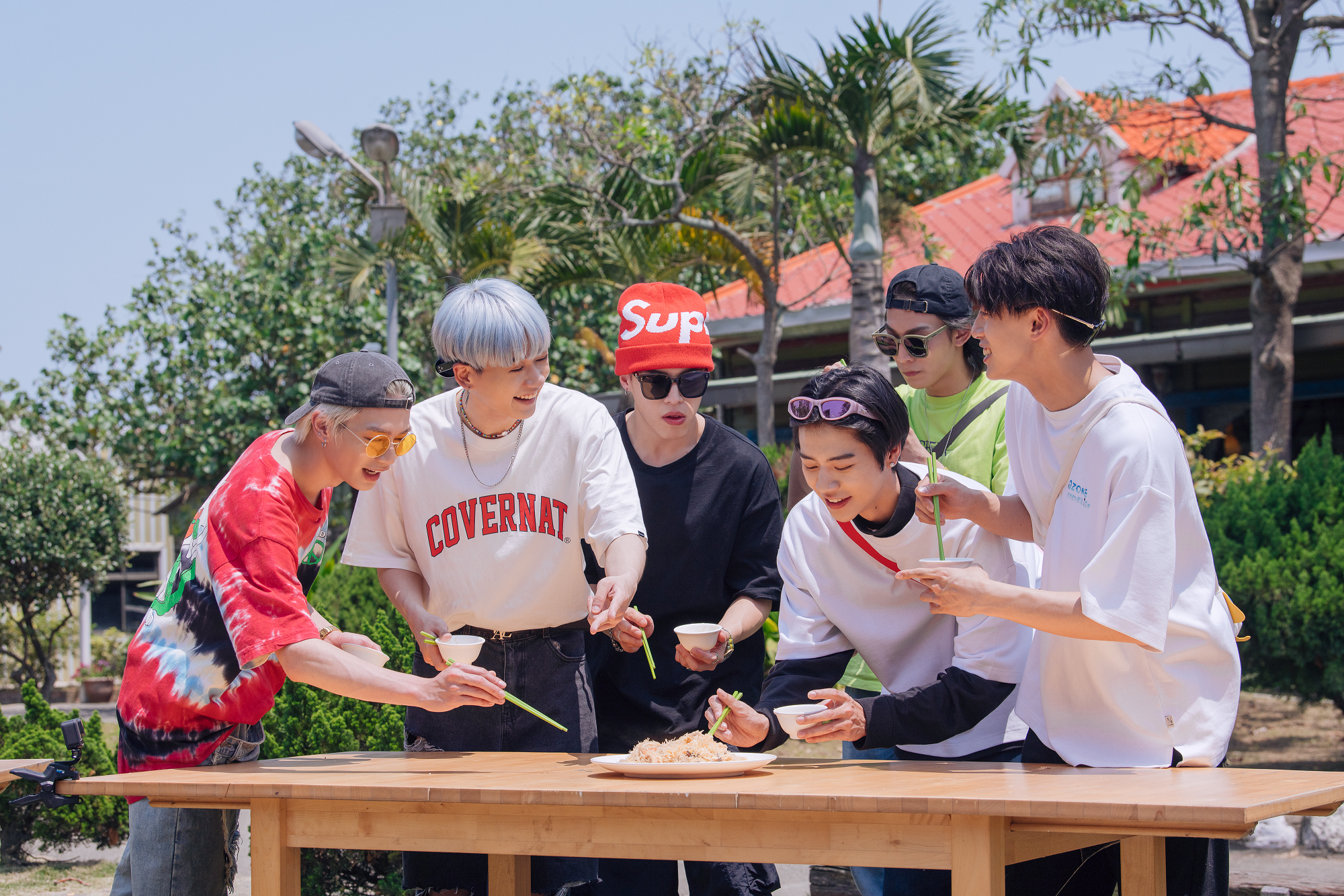 林佳辰（前排右二）錄影時常緊盯食物不放，被爆料從小就愛吃，。（寬想國際娛樂提供）