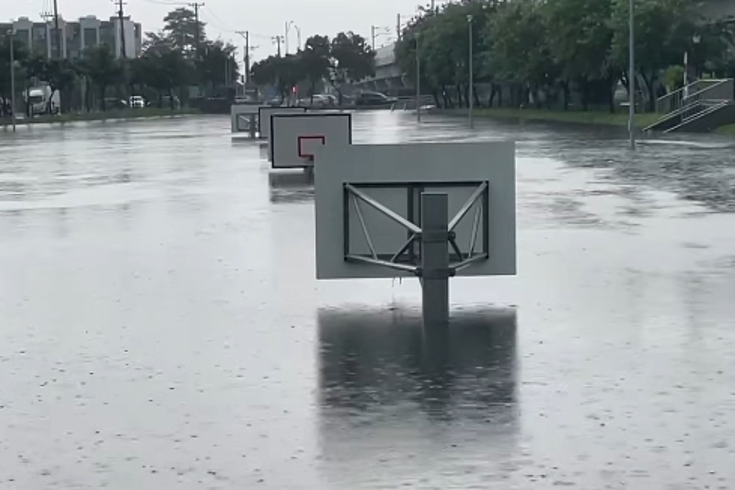 員林龍燈公園滯洪池中午12點40分滿水位,幾乎要把籃球框淹沒。(翻攝自彰化縣媒體記者協會 )
