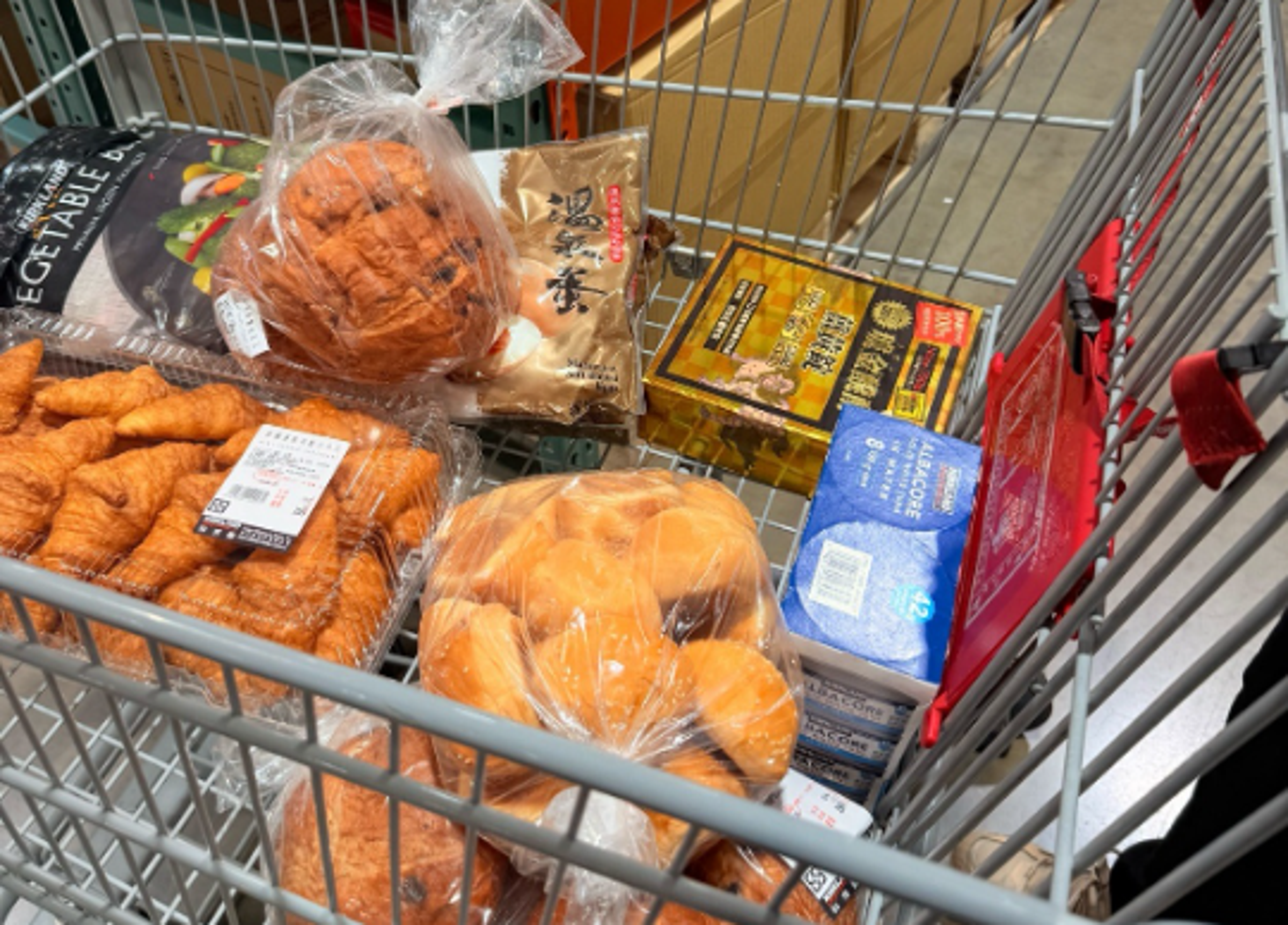 好市多將剩食捐給食物銀行或社福機構,還會在打烊前提供試吃,善舉獲網友肯定。(翻攝「Costco好市多商品消費心得分享區」臉書)