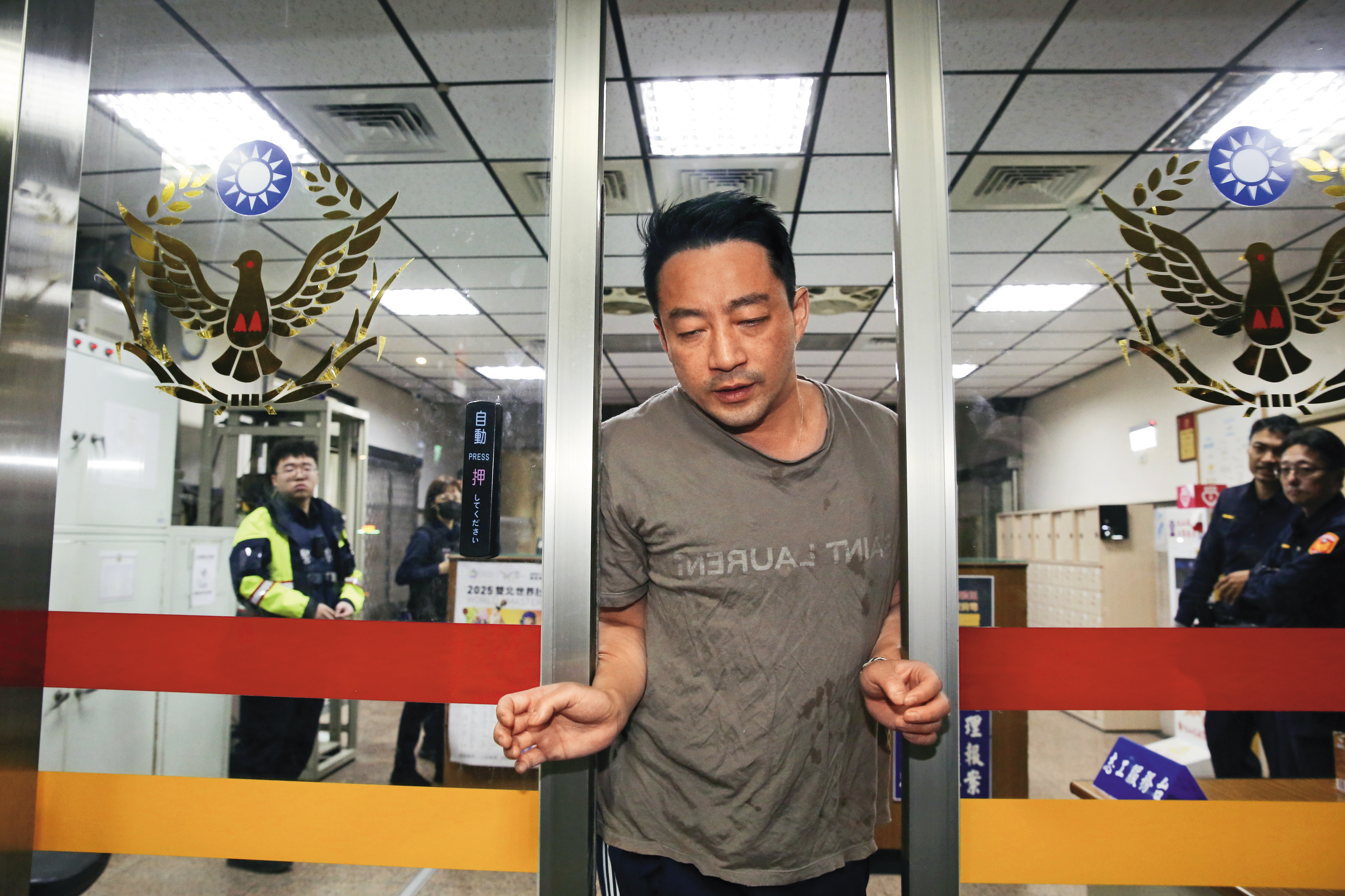 汪小菲報警時，把新台幣1萬8千元的YSL名牌穿成醬，最應該報警的是YSL吧？