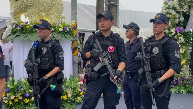 為防止道上兄弟間「擦槍走火」，警方派出271名警力維持現場秩序。（翻攝畫面）