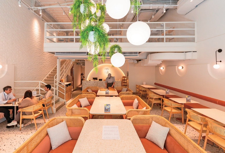 MiaCucina內湖店以白色與木質暖色系作為空間主色調，簡約溫馨。　