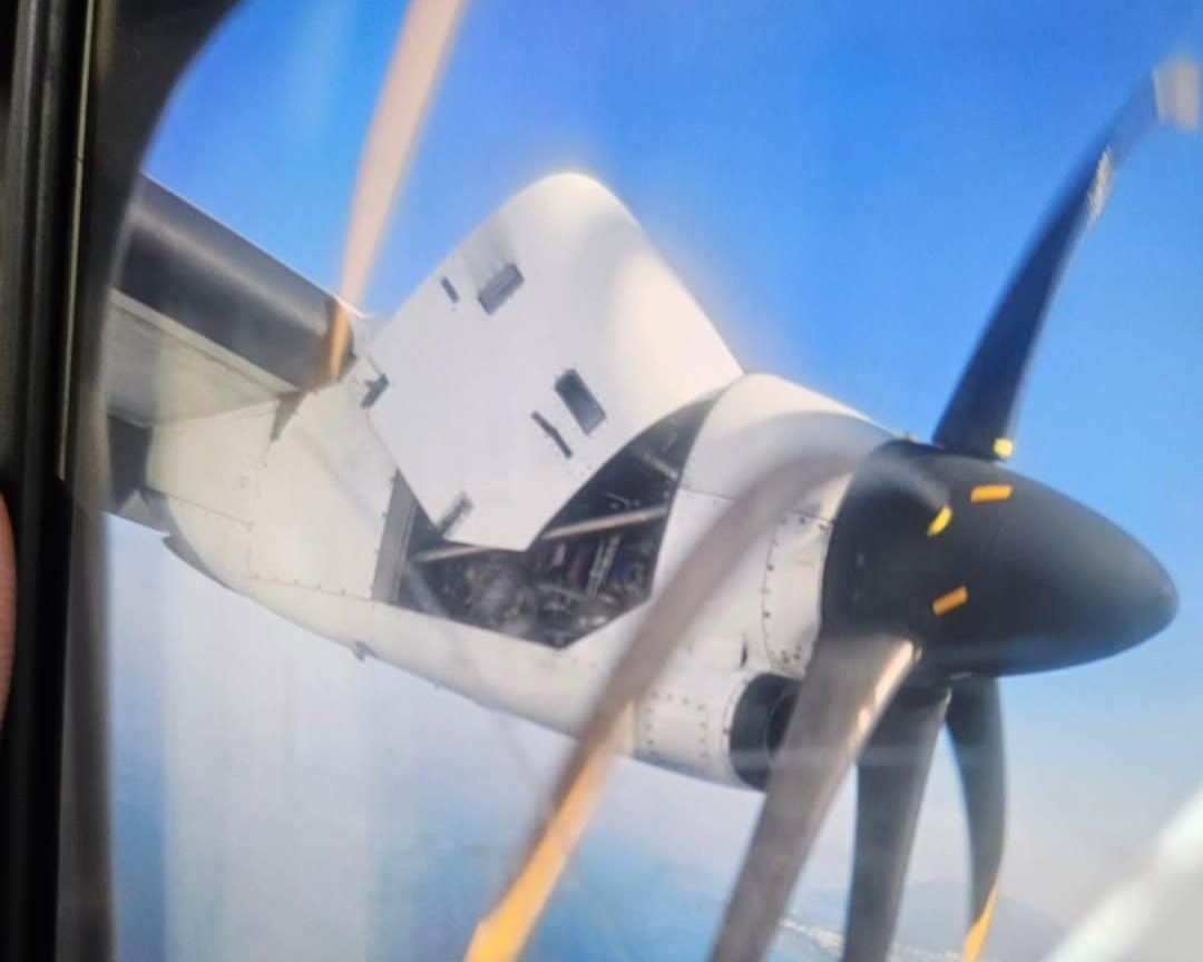  華信航空AE301班機今日上午自高雄飛往金門，起飛後發生機械故障，引擎外罩鬆脫上掀。（翻攝自網路）