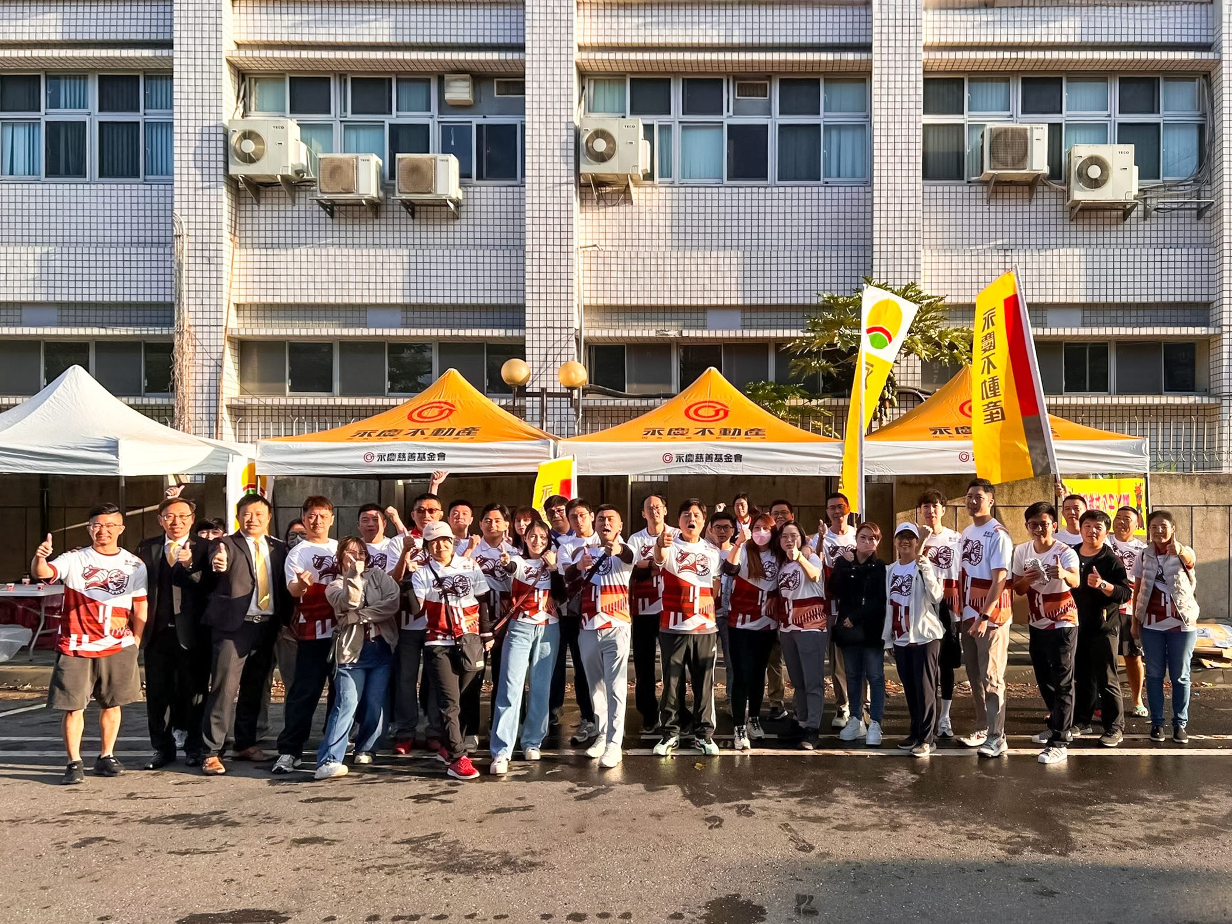 永慶加盟四品牌50位夥伴,凌晨三點就定位,全力準備物資,助古都馬的跑者們順利完賽。(圖/永慶房產集團提供)