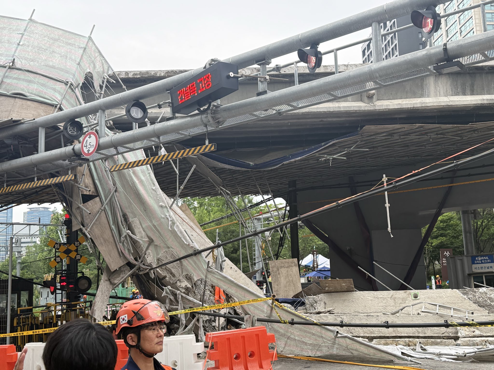 南韓首爾西小門高架道路昨下午拆除作業的安全檢查過程中突然發生部分崩塌，這場突如其來的災難瞬間奪走了3條人命，並造成3人受傷。（翻攝自@nasaram2017 X）