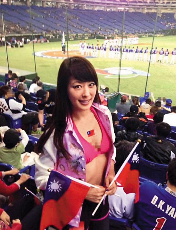 11年前賈永婕曾穿比基尼看棒球,樂於展示好身材,現在她只能讚嘆當初的勇敢。(翻攝自賈永婕臉書)