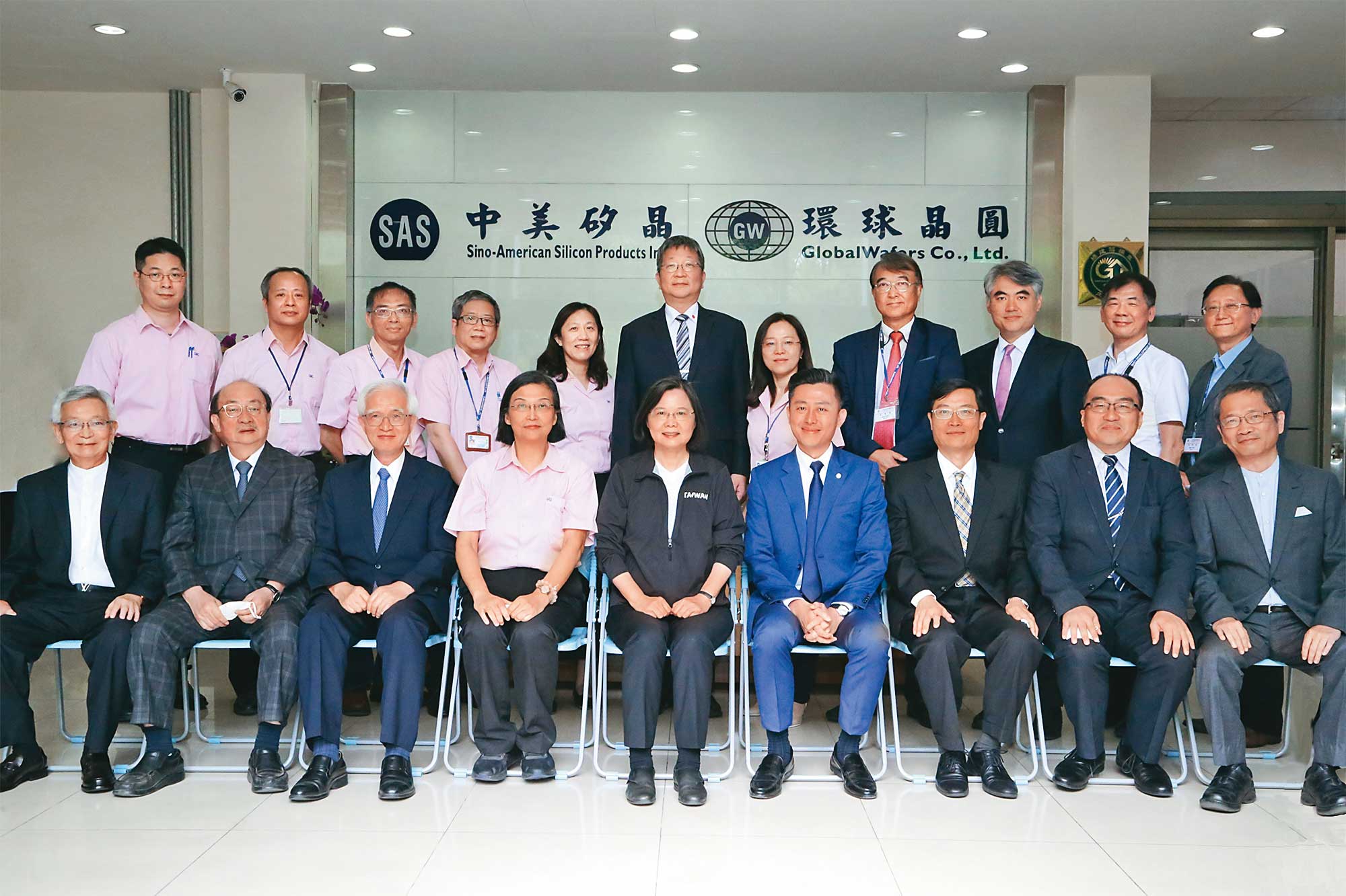 徐秀蘭當年受大股東孫鐵漢延攬加入中美晶,師承「併購天王」、前中美晶董事長盧明光。(翻攝中美晶官網)