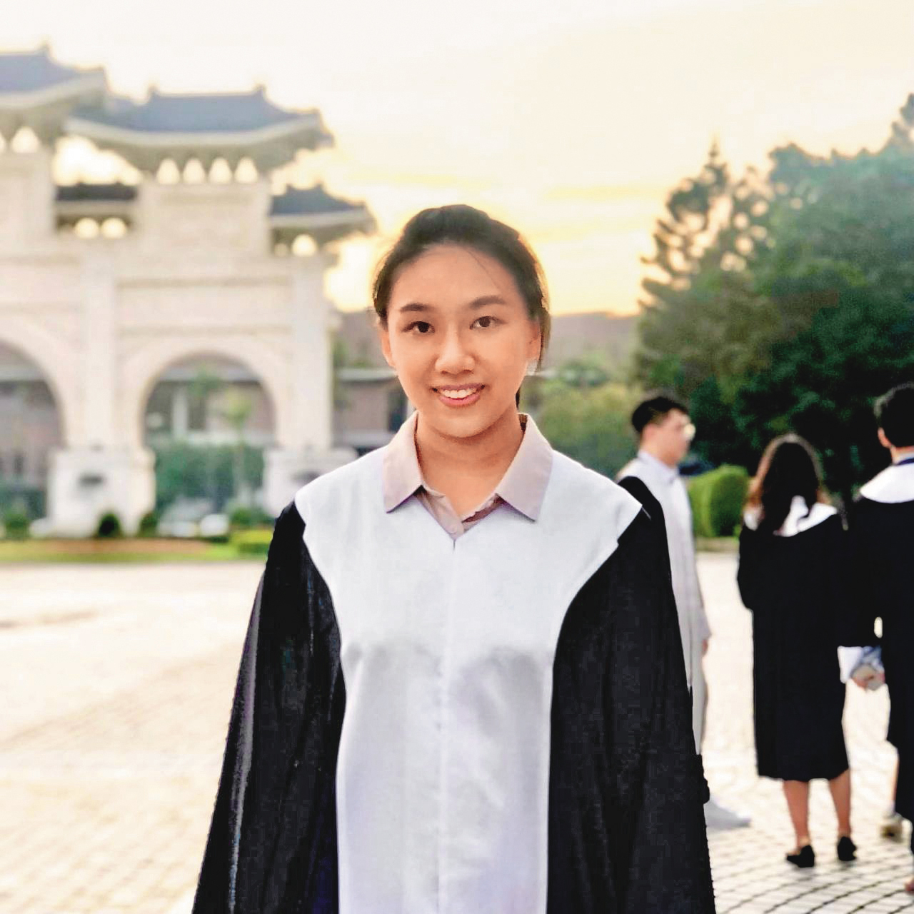 許慈恬剛當上律師，就接到高中老師戴源甫委任。印象中一向開朗的老師，在跟她解說案情時忍不住哭了。（許慈恬提供）