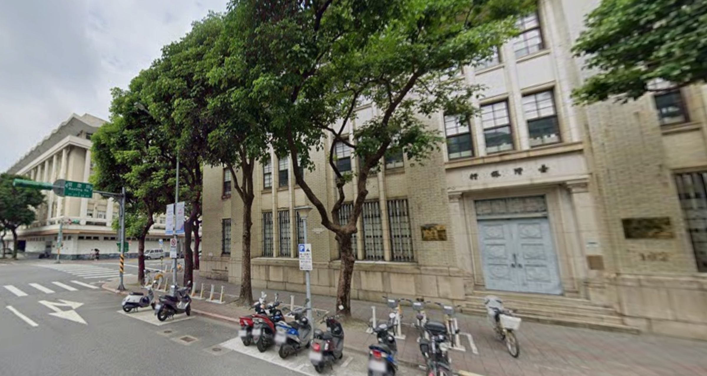 稍早一名男子在台銀文物館前持刀與警方對峙。（示意圖／翻攝自google maps）