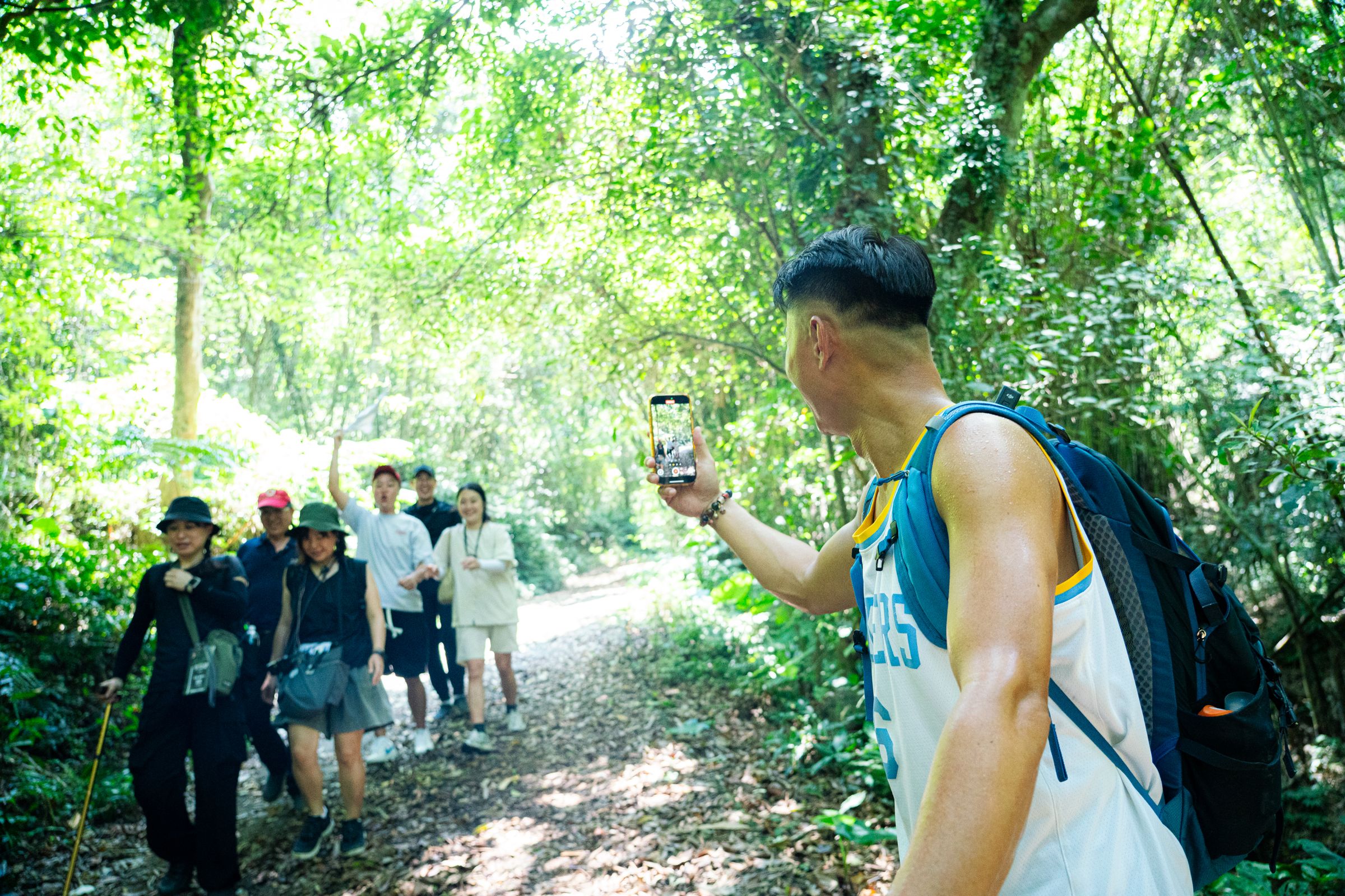 彭小刀(右)拍攝《細細山路私密達》期間當起客家主人,更隨時留意團隊人員狀況適時提供協助。(客家電視台提供)