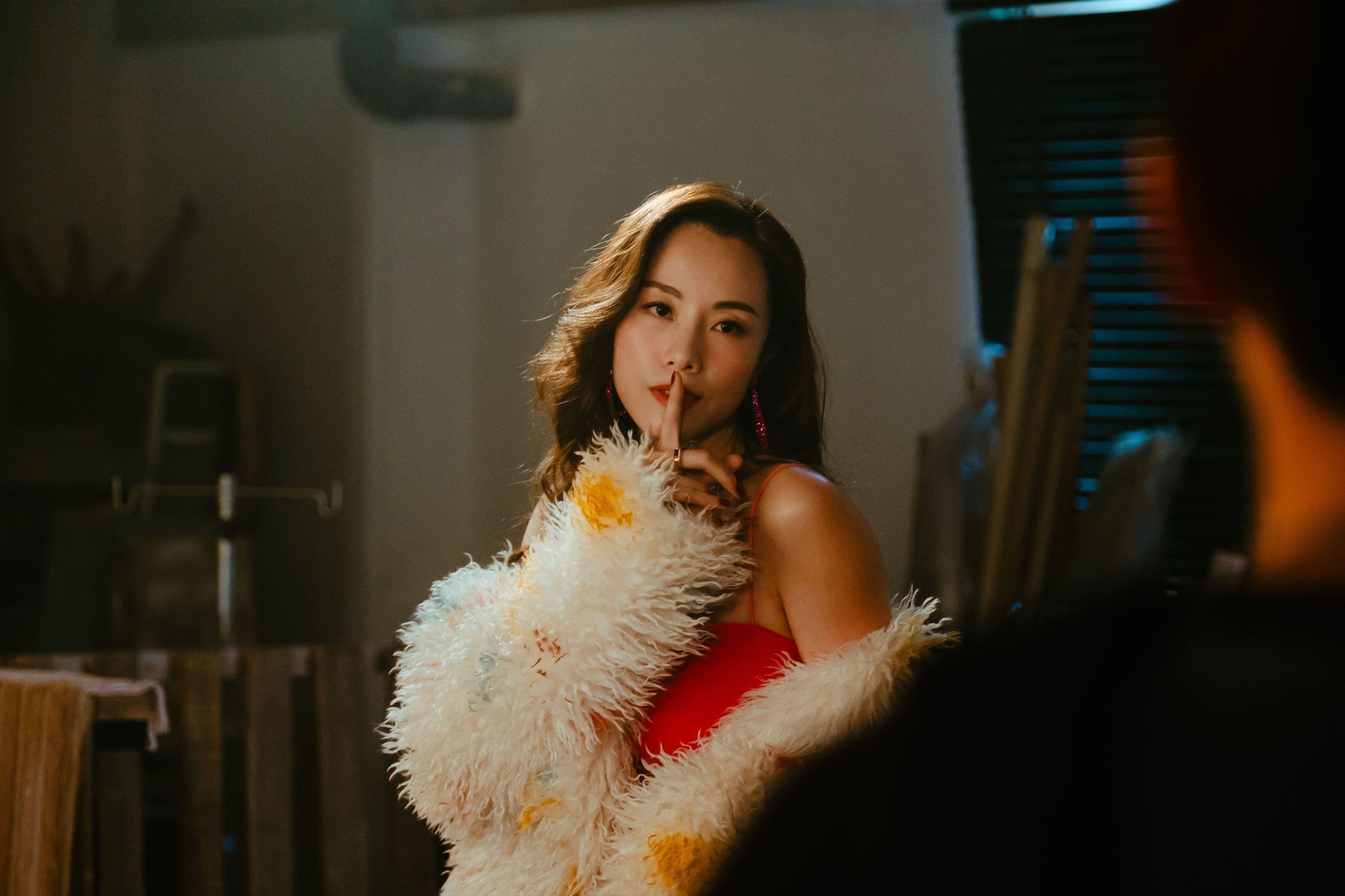 鄧麗欣客串飾演詐騙集團的總編劇及男主角張天賦（MC）的調情教練，一頭波浪長髮風情萬種。（甲上提供）