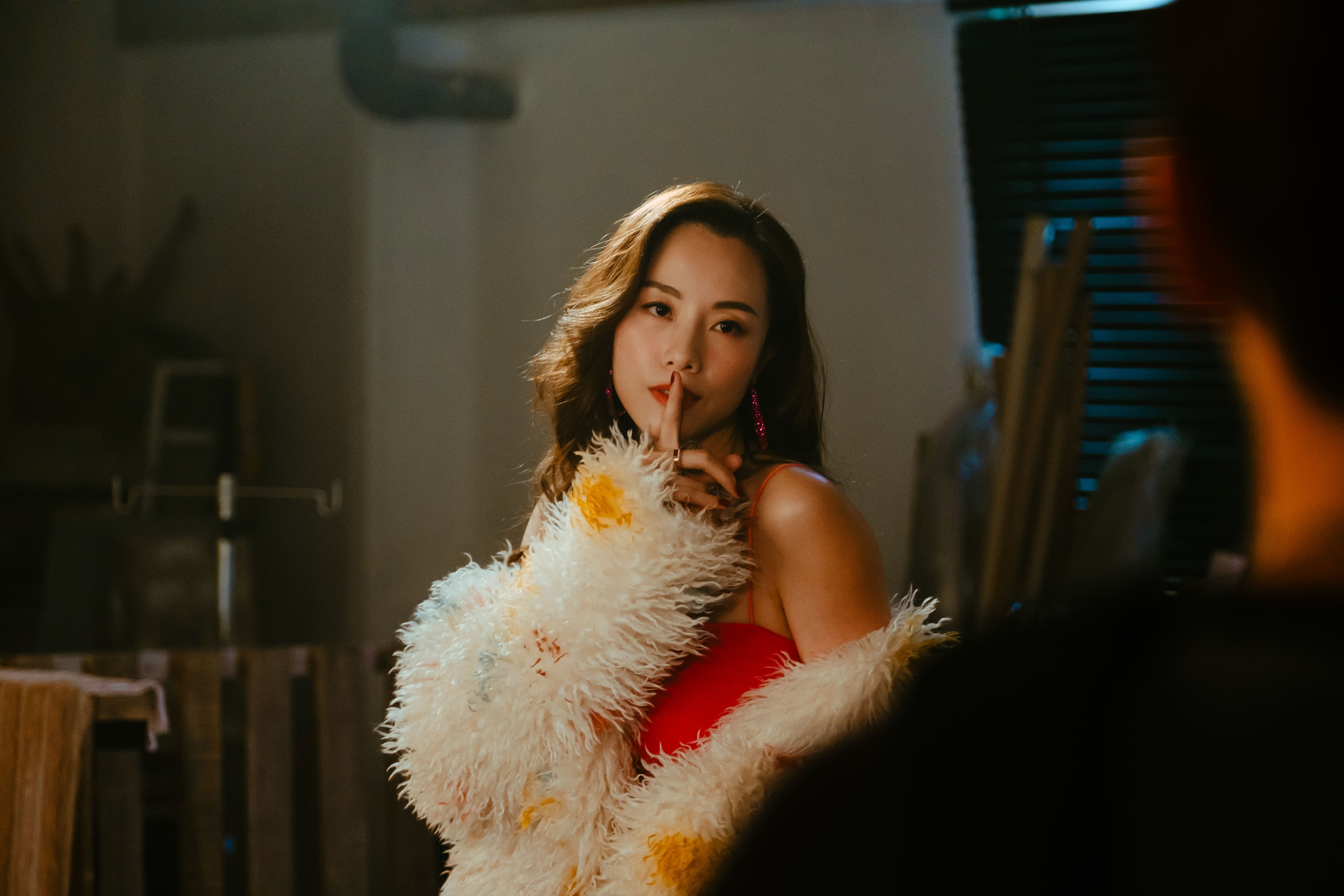 鄧麗欣客串飾演詐騙集團的總編劇及男主角張天賦（MC）的調情教練，一頭波浪長髮風情萬種。（甲上提供）