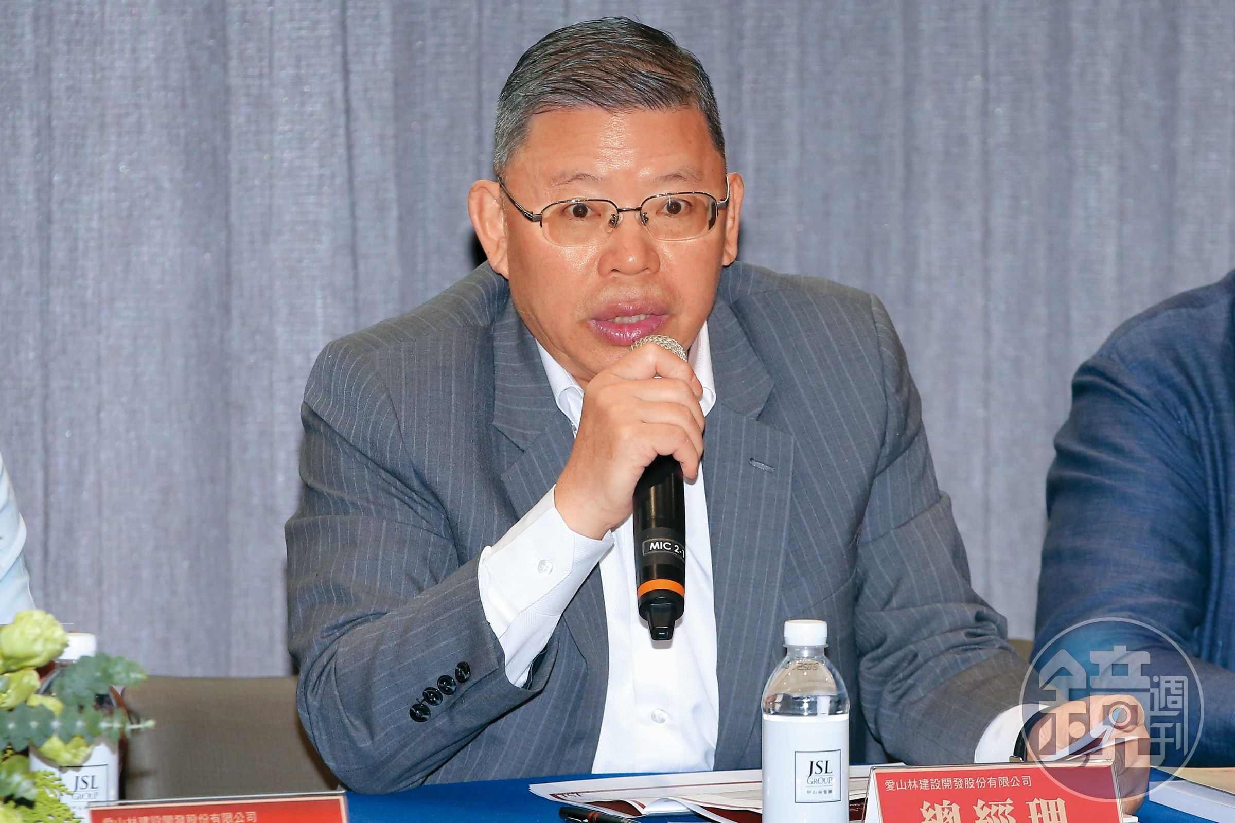 愛山林建設副董張境在觀察,不少原本規劃買房的民眾,因股市行情火熱,選擇先將資金投入股市。