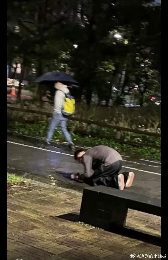 網瘋傳汪小菲雨中下跪畫面。(翻攝自微博)