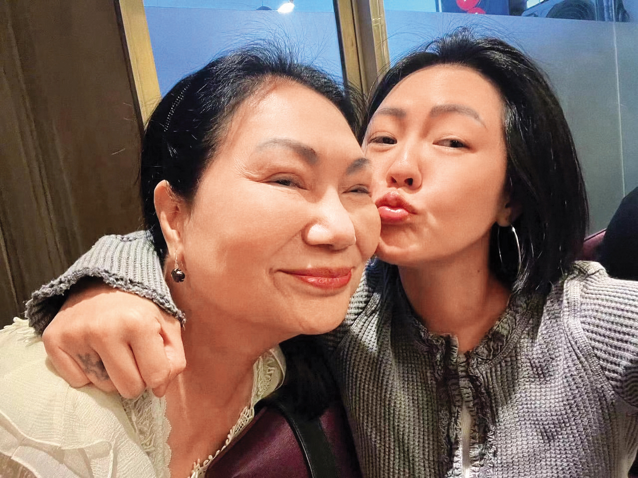 S媽（左）對於小S（右）身體長東西的傳聞，怒回「沒這種事。」但至於小S是否因為肝臟問題而戒酒，她則沒有多做回應。（翻攝自小S IG）