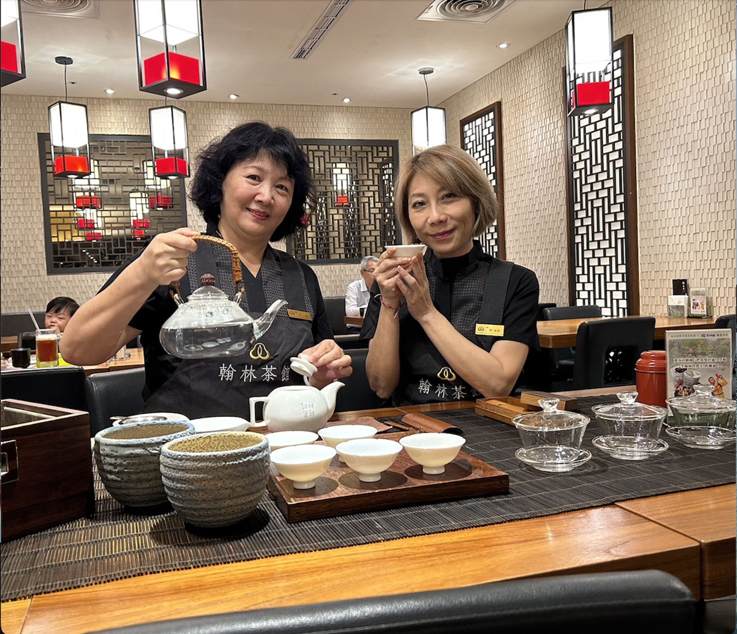 郎祖筠和王琄一起泡東方美人茶(春河劇團提供)