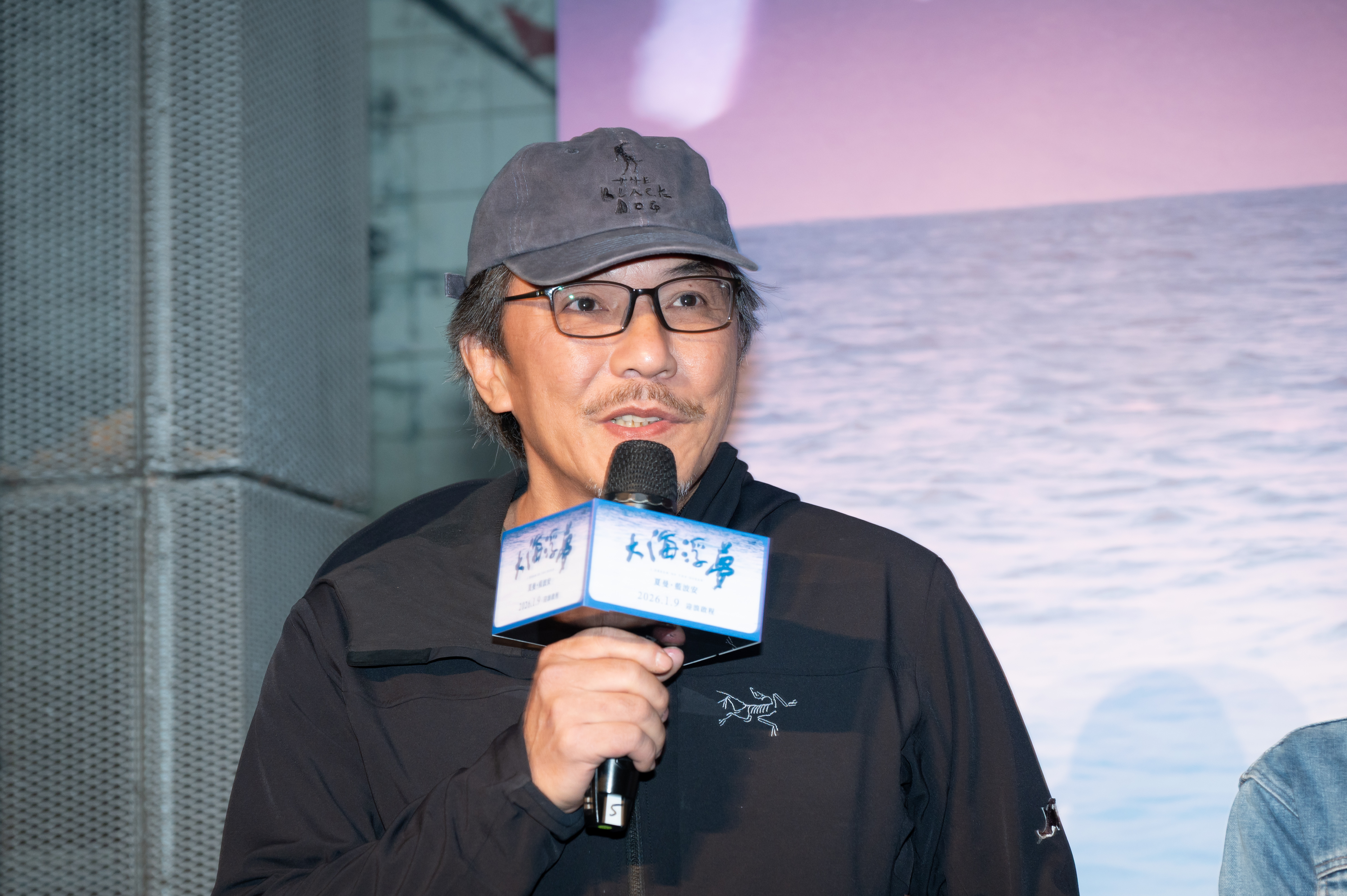 演員戴立忍出席《大海浮夢》首映會,分享與夏曼藍波安和周文欽導演結識的過程。(目宿媒體提供)