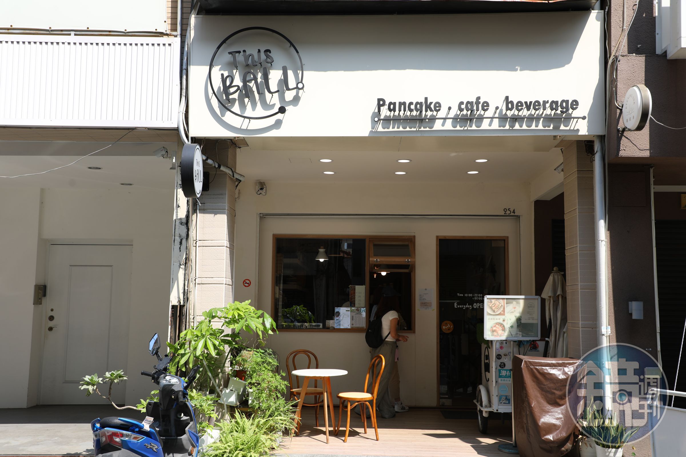 「ThisBALL手燒鬆餅球」是從市集出發，最後開成店面的青年創業成功之作。