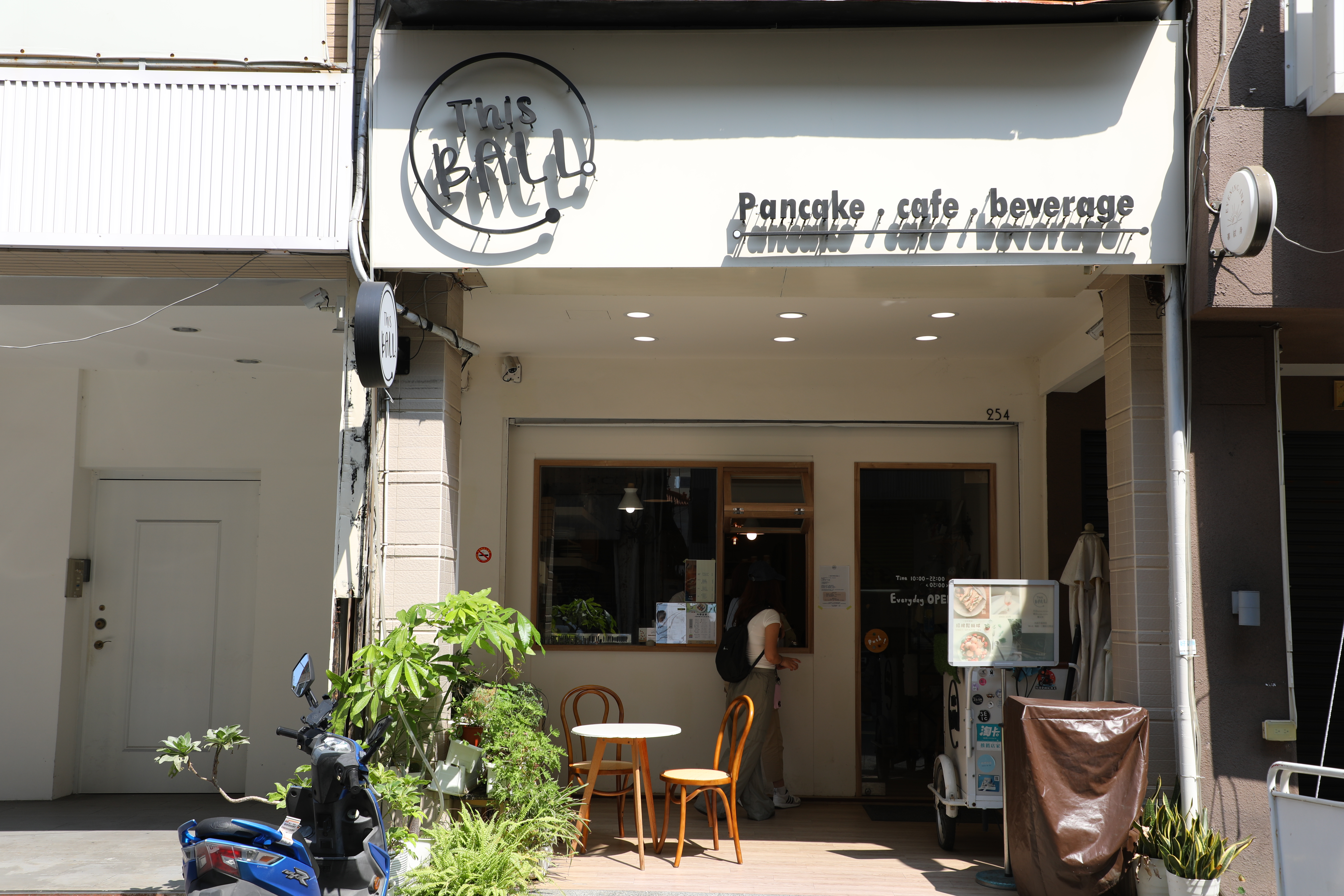 「ThisBALL手燒鬆餅球」是從市集出發，最後開成店面的青年創業成功之作。