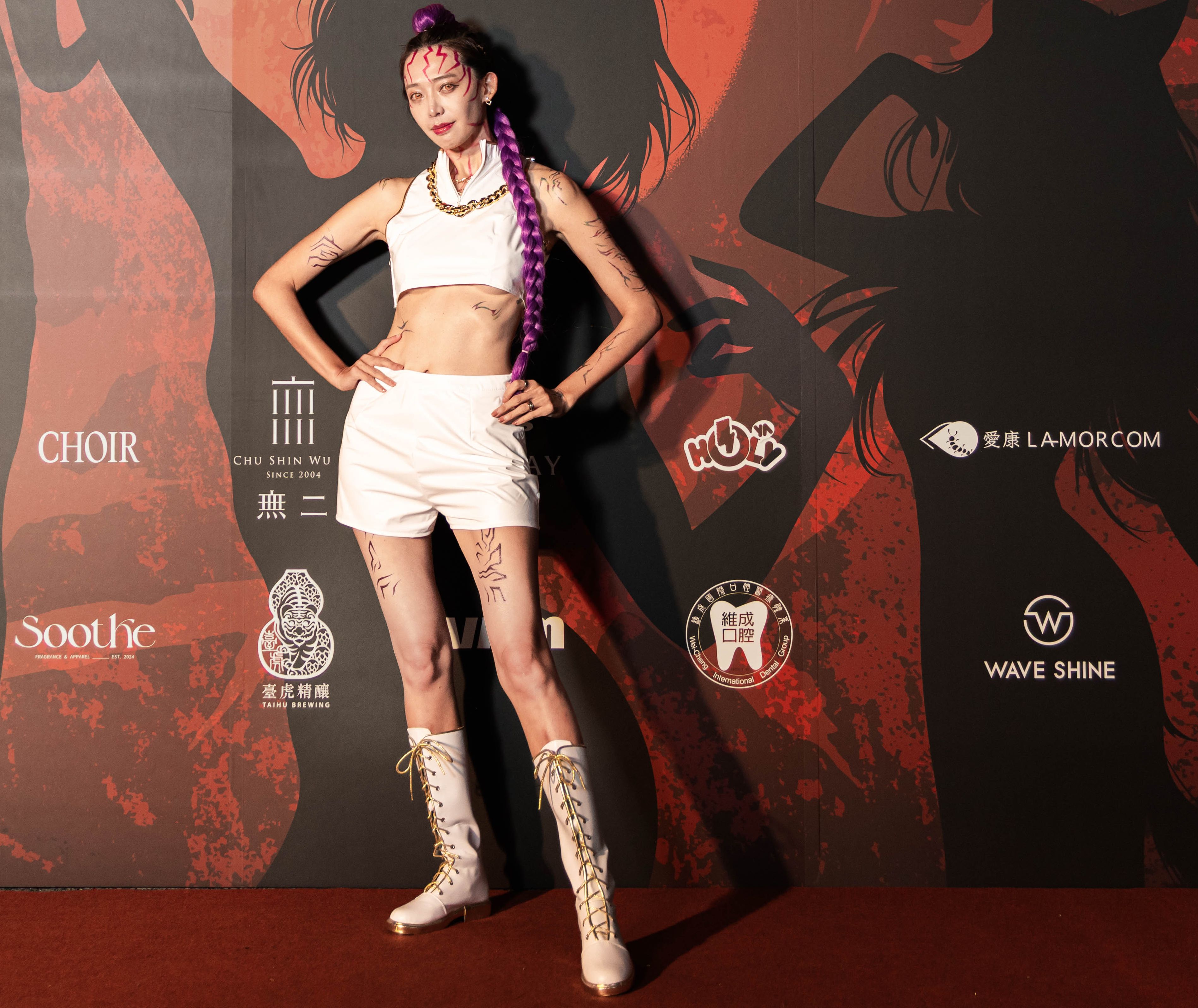 王心恬以獵魔女團造型登場。（凱渥提供）