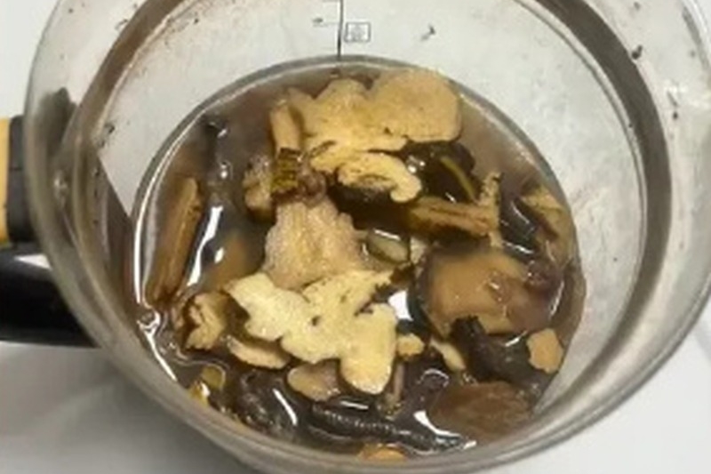 夏男迷信網路中藥偏方，自己買煮藥材導致急性中毒不省人事。（翻攝畫面）