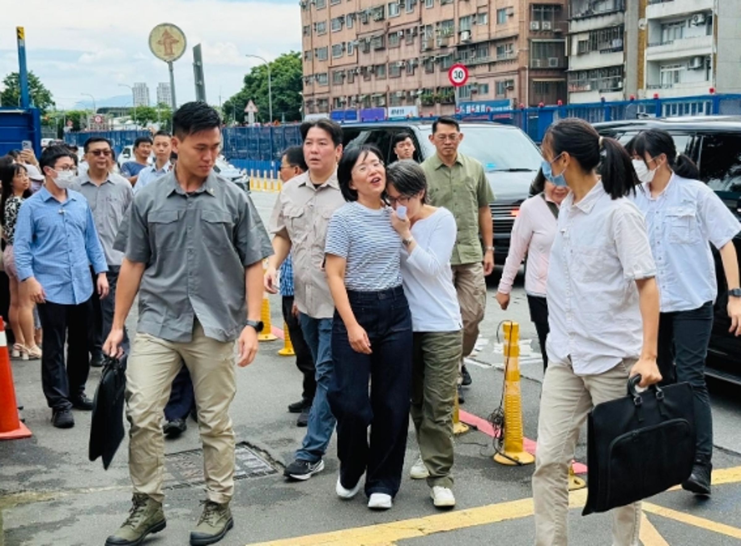 蕭美琴在蘇巧慧陪同下到新北市永和區永平國小投票。(翻攝自蘇巧慧Threads)