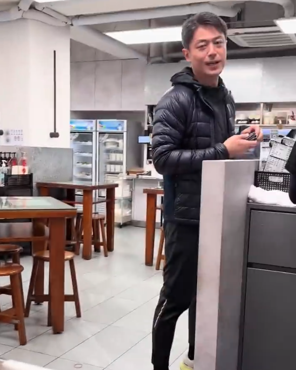 霍建華超親民，更大方請粉絲吃早餐。（翻攝自微博）
