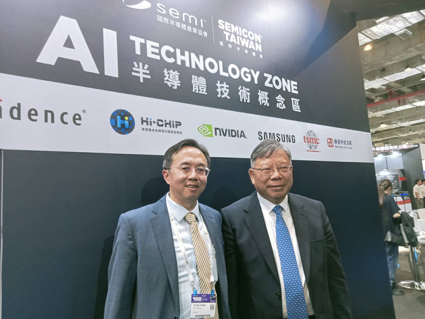 AI先進封裝所需的載板難度提升，臻鼎產品一應俱全，尚未成熟的玻璃基板，公司也不缺席。（右起臻鼎董事長沈慶芳、副總經理陳貽和博士）