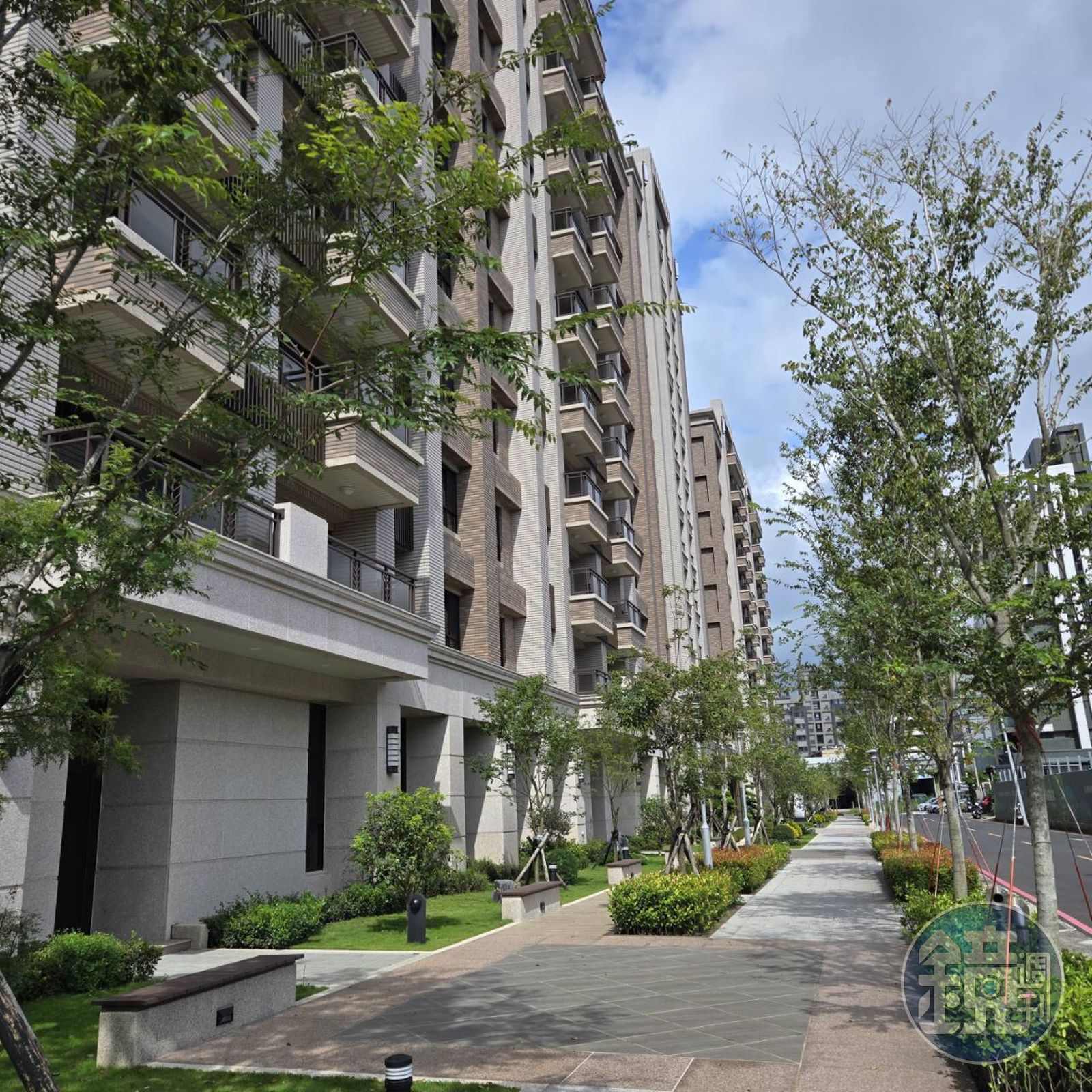 帝一院基地面積1,700坪，只有1/3蓋房子，5棟建築共116戶住家、一戶店面，前後種百多棵喬木。