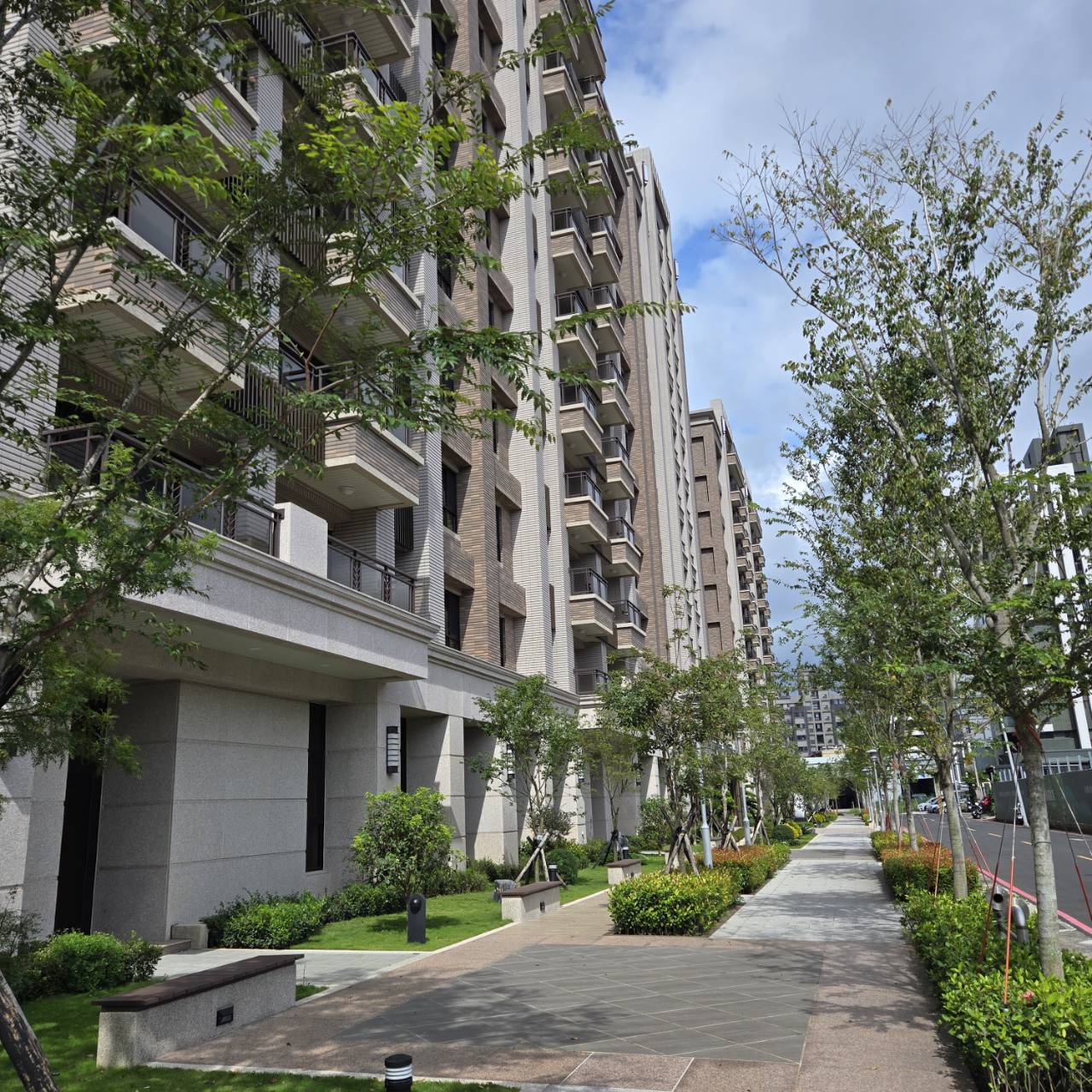 帝一院基地面積1,700坪，只有1/3蓋房子，5棟建築共116戶住家、一戶店面，前後種百多棵喬木。