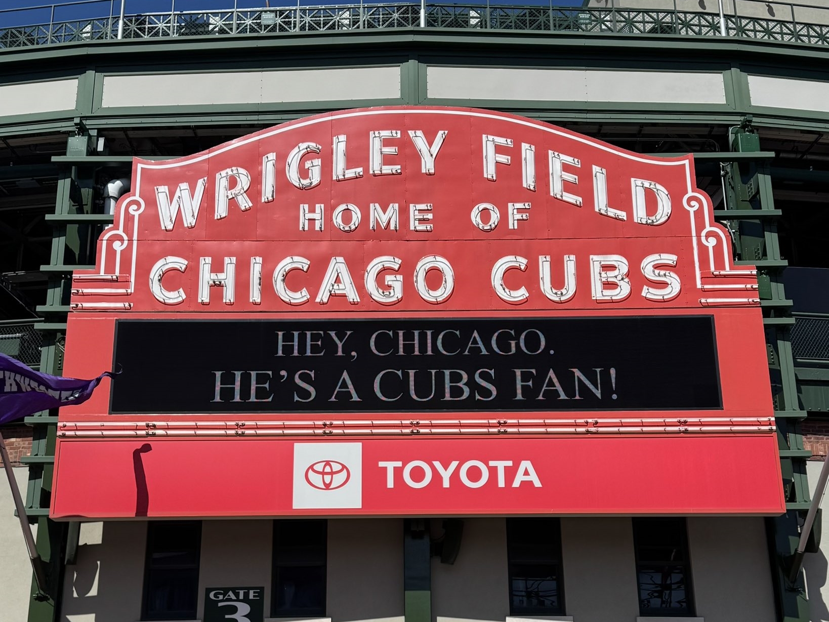 小熊隊祝賀新教宗當選，在瑞格利球場向世界宣告「他是小熊迷」。（翻攝自X@Cubs）