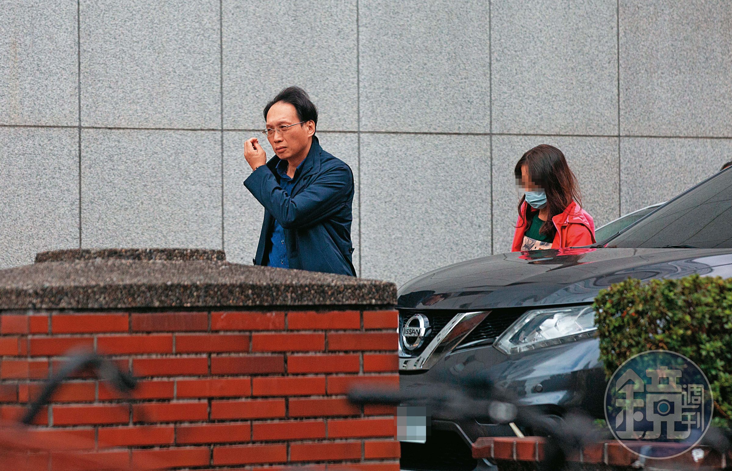 許朝程(左)與妻子(右)互動和諧,假日還會一起陪許母赴醫院看診。