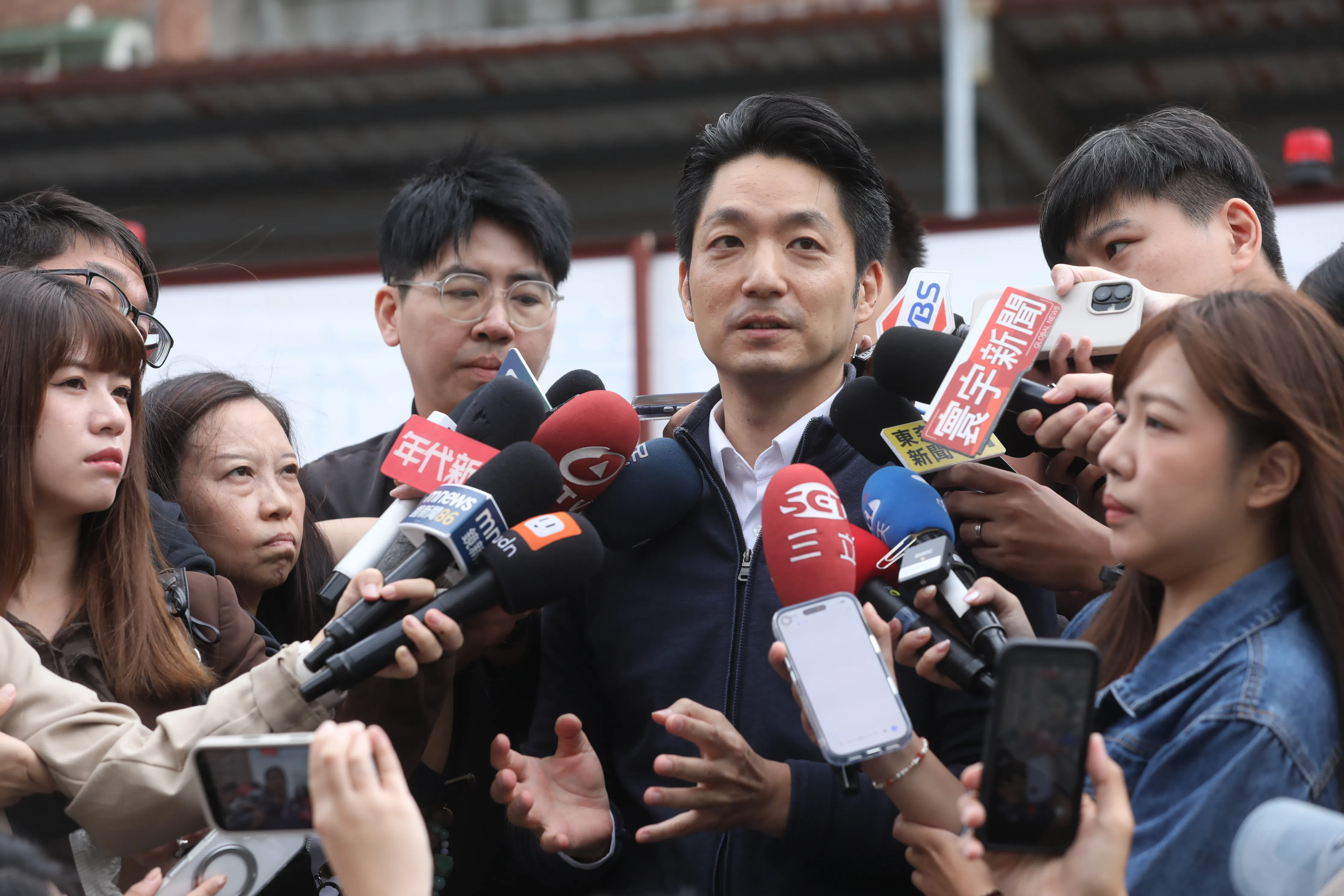 蔣萬安上午出席文山區景豐二區社宅開工典禮。受訪時強調尊重蔡康永的選擇，並表示不認同用利益干預他人的選擇自由。（鏡報林煒凱）