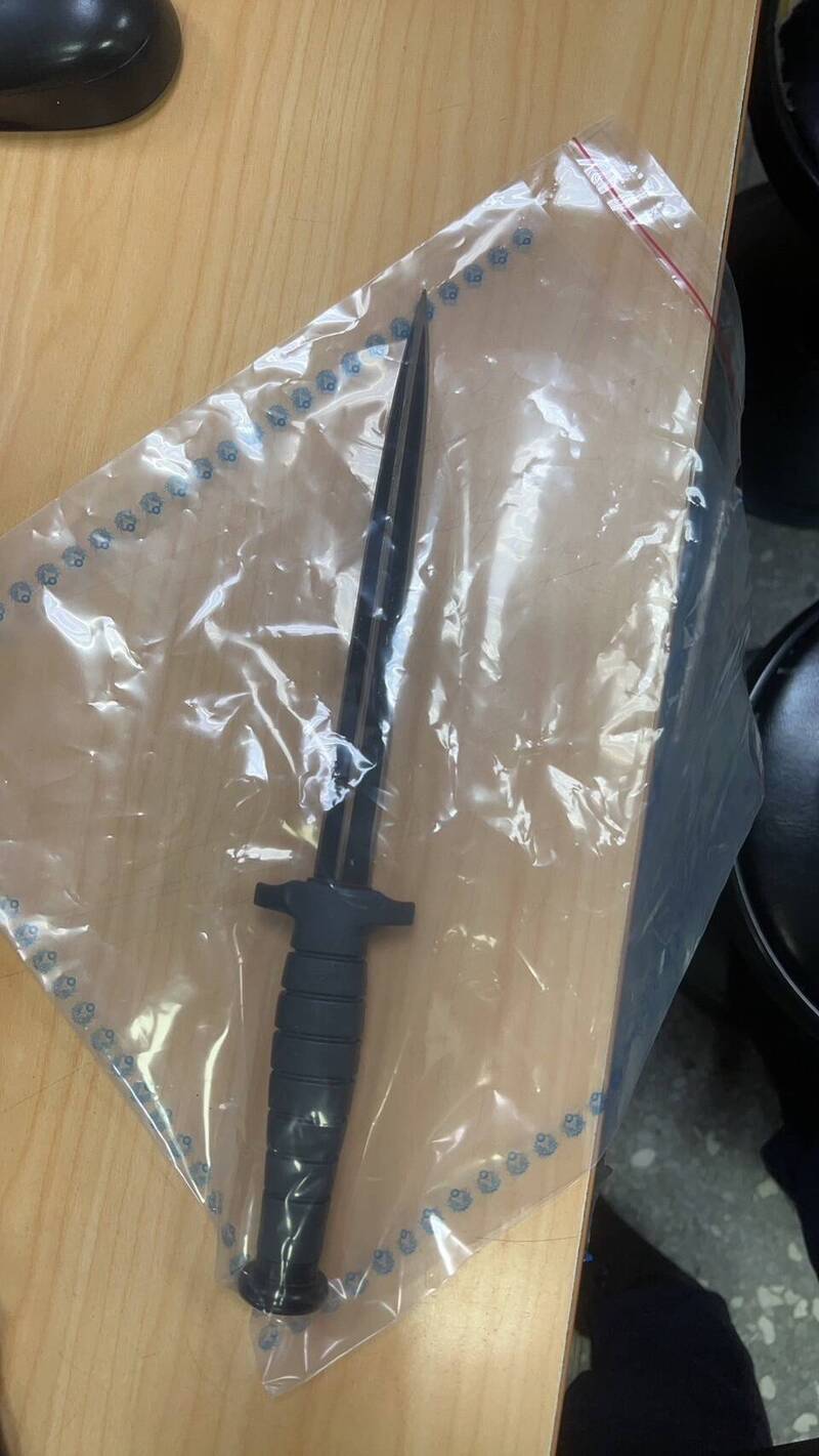 警方逮捕正在行凶的楊男，將他繳械，查扣殺人凶刀。（警方提供）