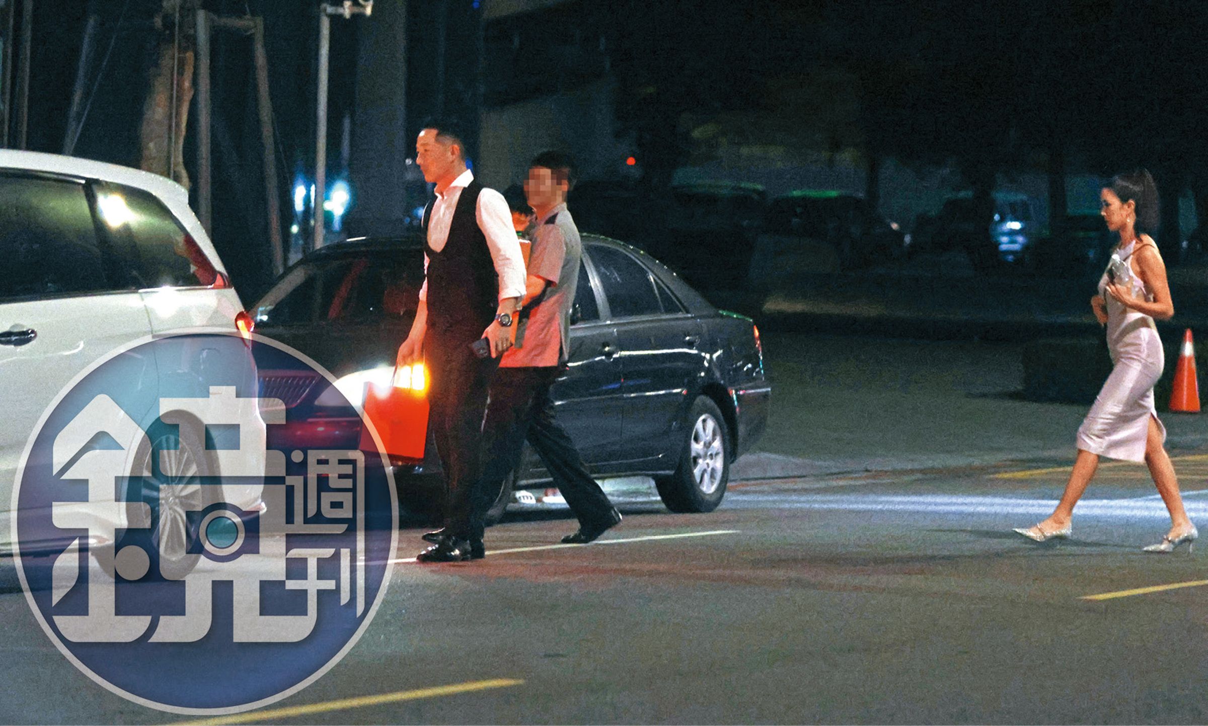 22:43,拿著東西準備上車的Eric(左),急著要趕下一攤,老婆譚以欣(右)快步緊隨。