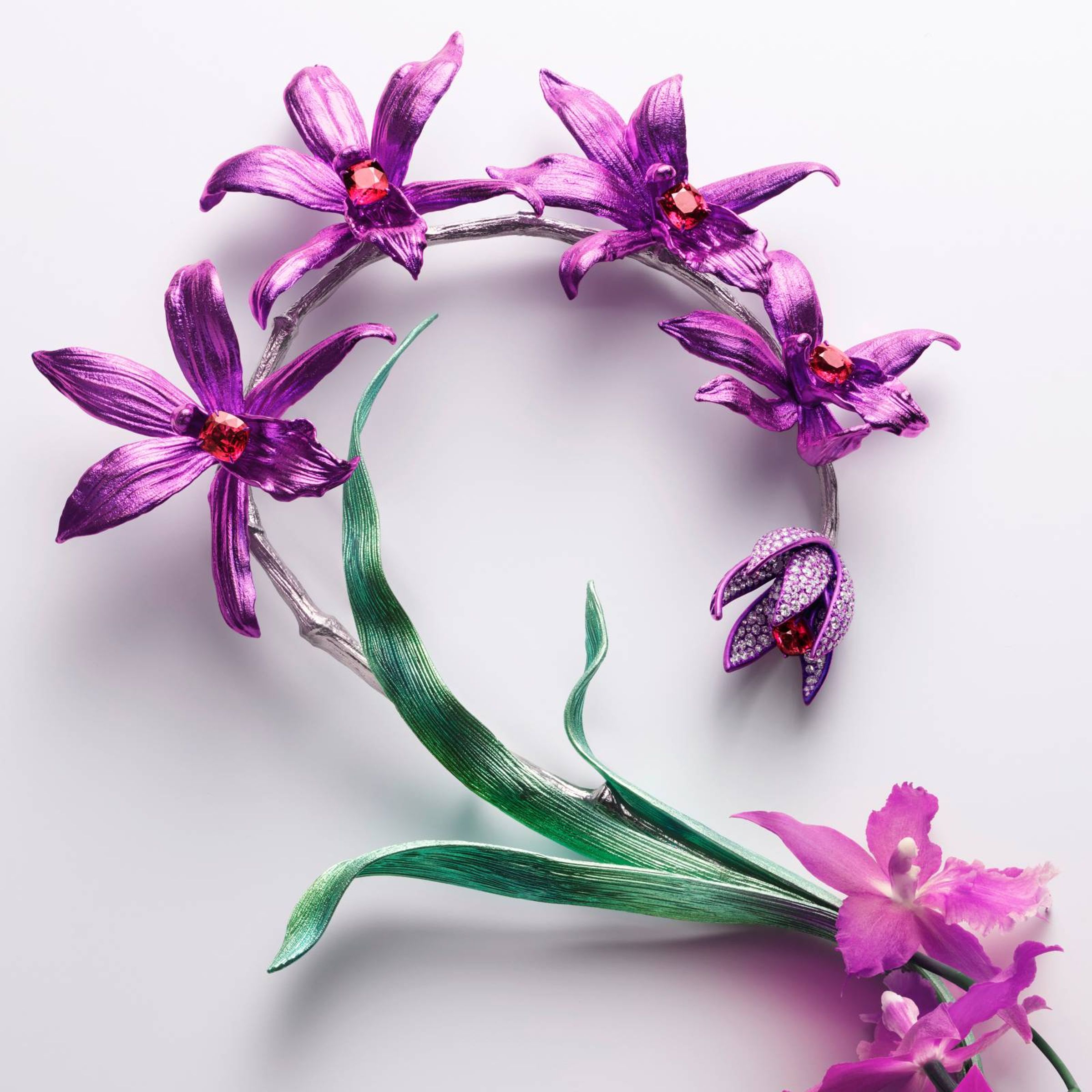 Anna Hu以鈦金屬模擬蘭花的花瓣和枝葉,再通過精湛工藝使其呈現出輕盈飄逸的質感,就連極為堅硬的紅色尖晶石和鑽石,也可以變成蘭花的柔嫩花瓣,使胸針生動靈現,形神兼備。