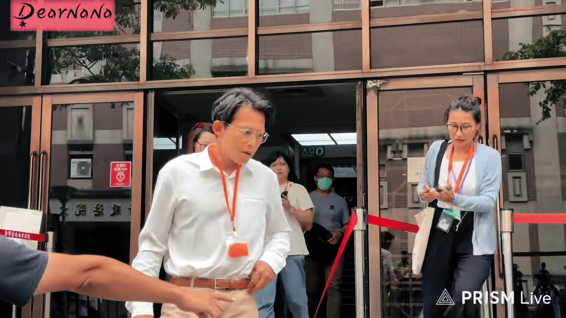 謝幸恩（右）請辭相關職務後，黃國昌（左）仍不斷力挺謝是非常優秀的記者，甚至因謝被提告而嗆聲《中央社》。（翻攝DearNaNa YT）