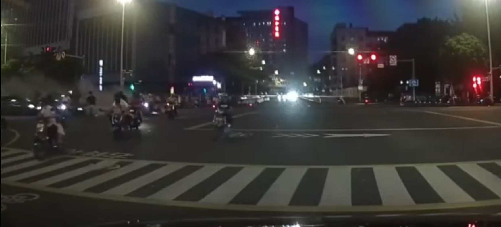 中國福州轎車衝撞人群，警方稱駕駛操作不當。（翻攝微博）
