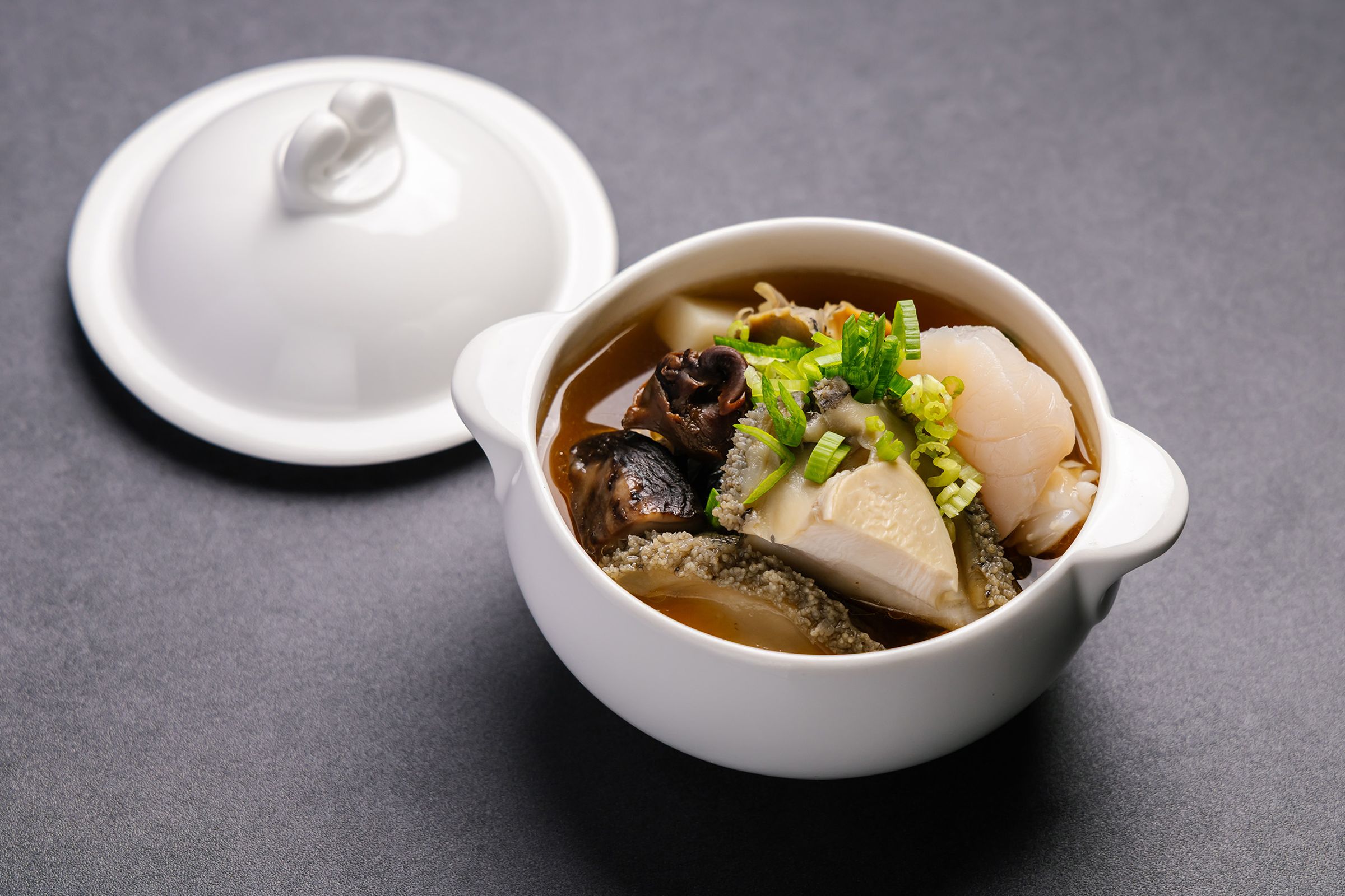 令人驚豔的「海濤煨語」，將經典的「魷魚螺肉蒜」濃湯，轉化為清澈的法式澄清湯，保留傳統風味的同時，更顯優雅。（欣葉．鐘菜提供）