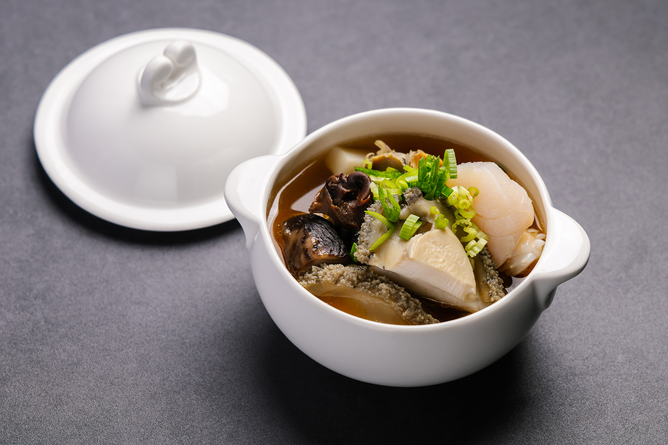 令人驚豔的「海濤煨語」，將經典的「魷魚螺肉蒜」濃湯，轉化為清澈的法式澄清湯，保留傳統風味的同時，更顯優雅。（欣葉．鐘菜提供）