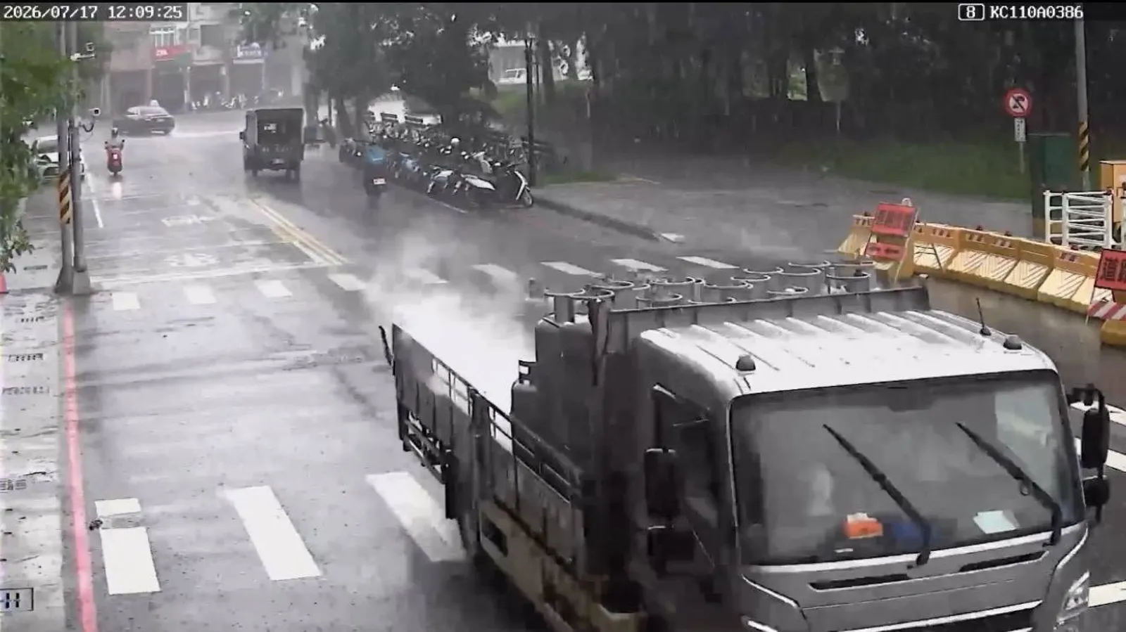高雄市一輛滿載瓦斯桶的貨車行駛途中發生瓦斯外洩，車斗瞬間白煙瀰漫。（翻攝畫面）